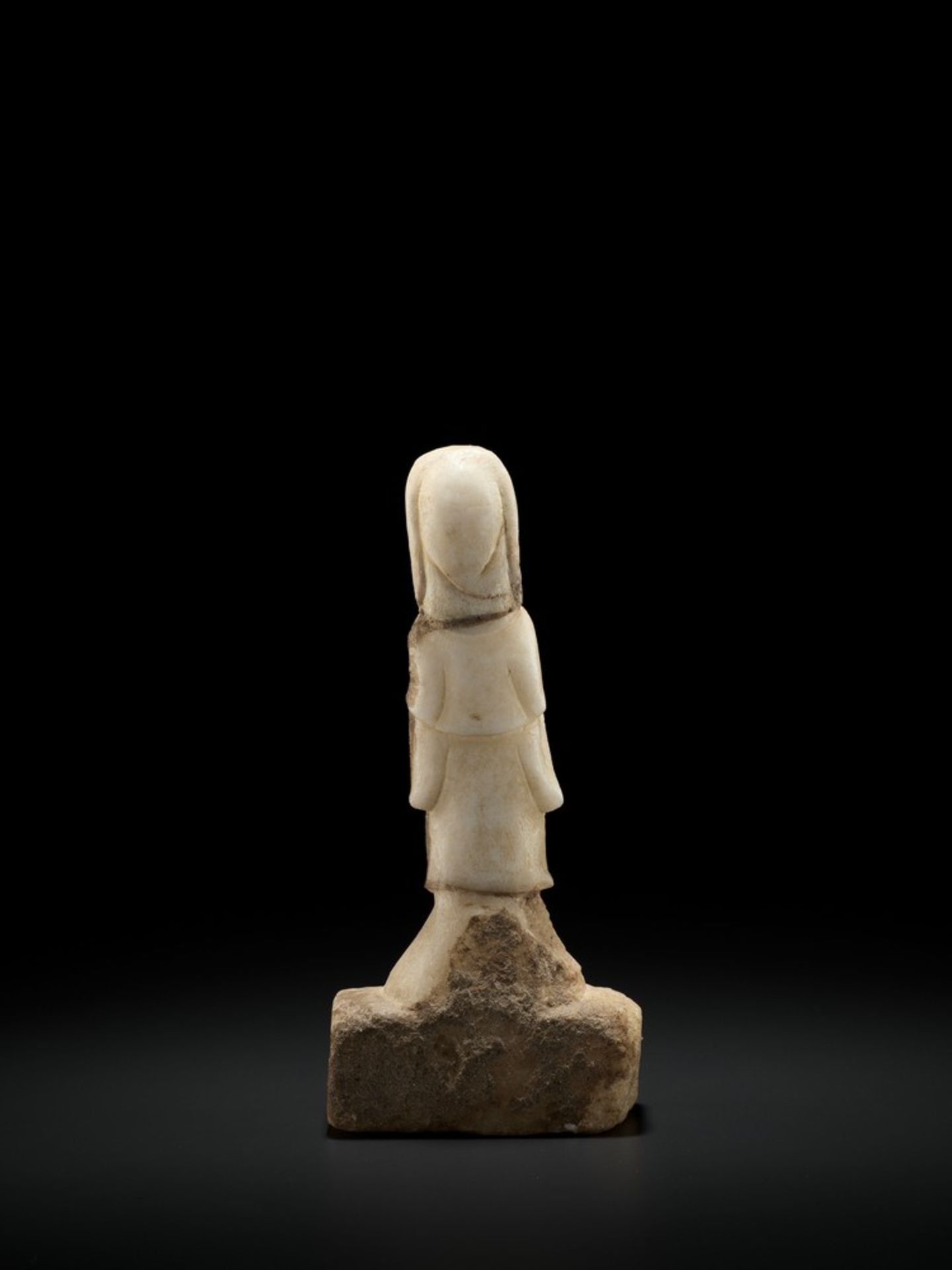 A RARE YELLOW MARBLE FIGURE OF AVALOKITESHVARA, NORTHERN QI DYNASTY - Bild 5 aus 8