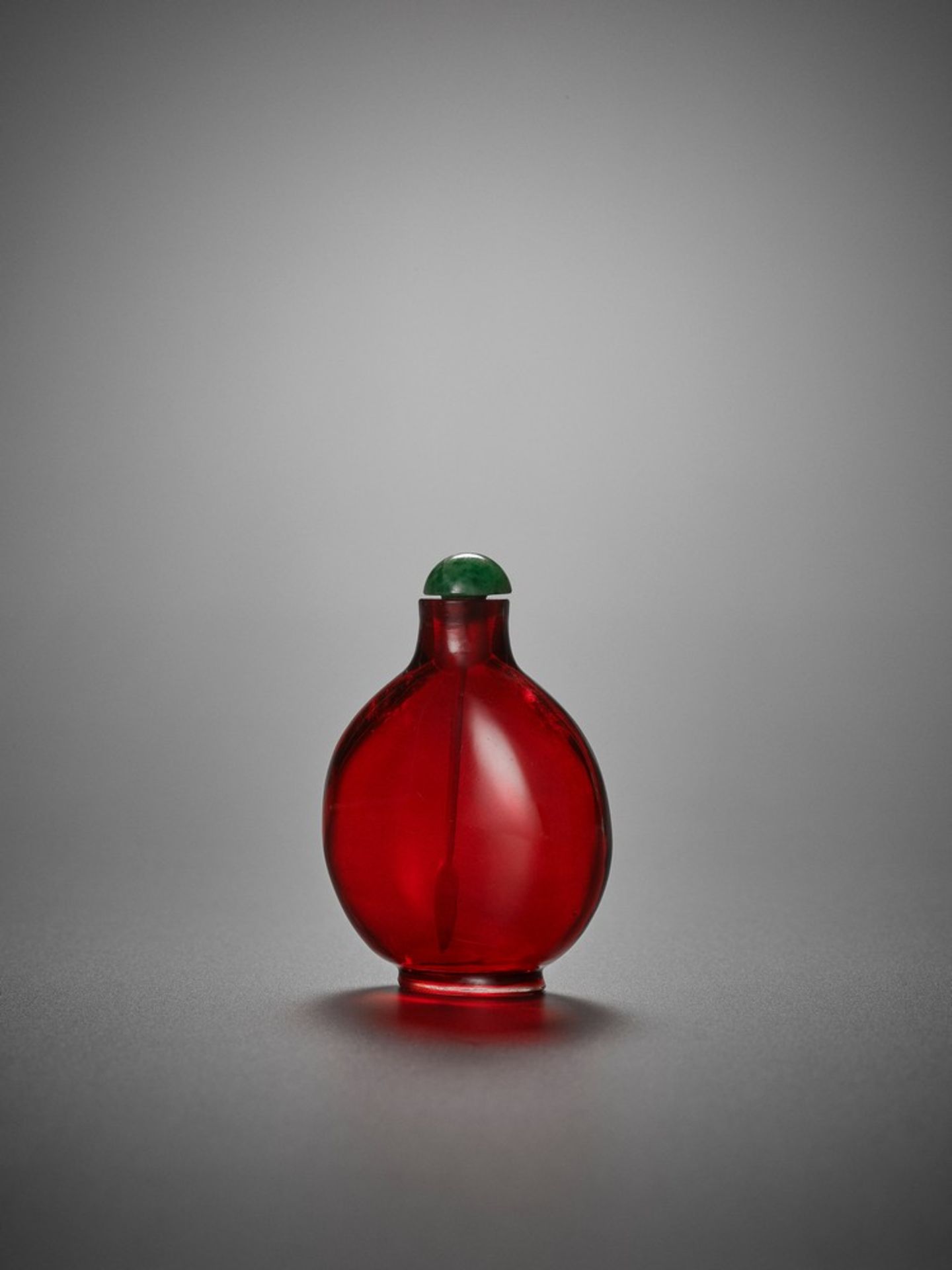A TRANSPARENT RUBY-RED GLASS SNUFF BOTTLE, 18TH CENTURY - Bild 3 aus 9