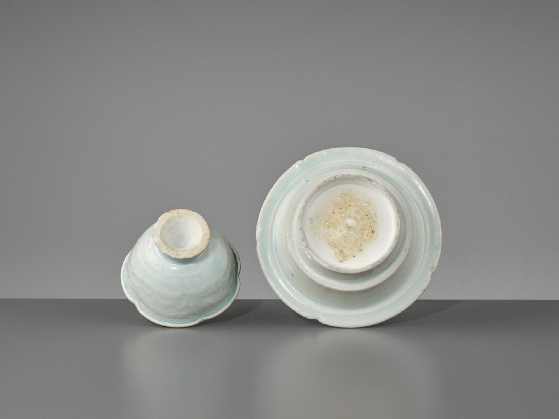 A QINGBAI STEM CUP AND STAND, NORTHERN SONG China, 960-1127. The cup with a lobed everted rim - Bild 5 aus 9