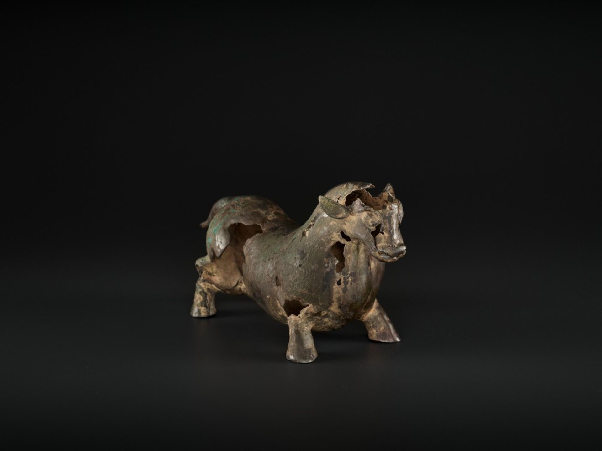 A SUPERB BRONZE FIGURE OF A BULL, LATE WARRING STATES TO EARLY HAN DYNASTY - Image 11 of 14