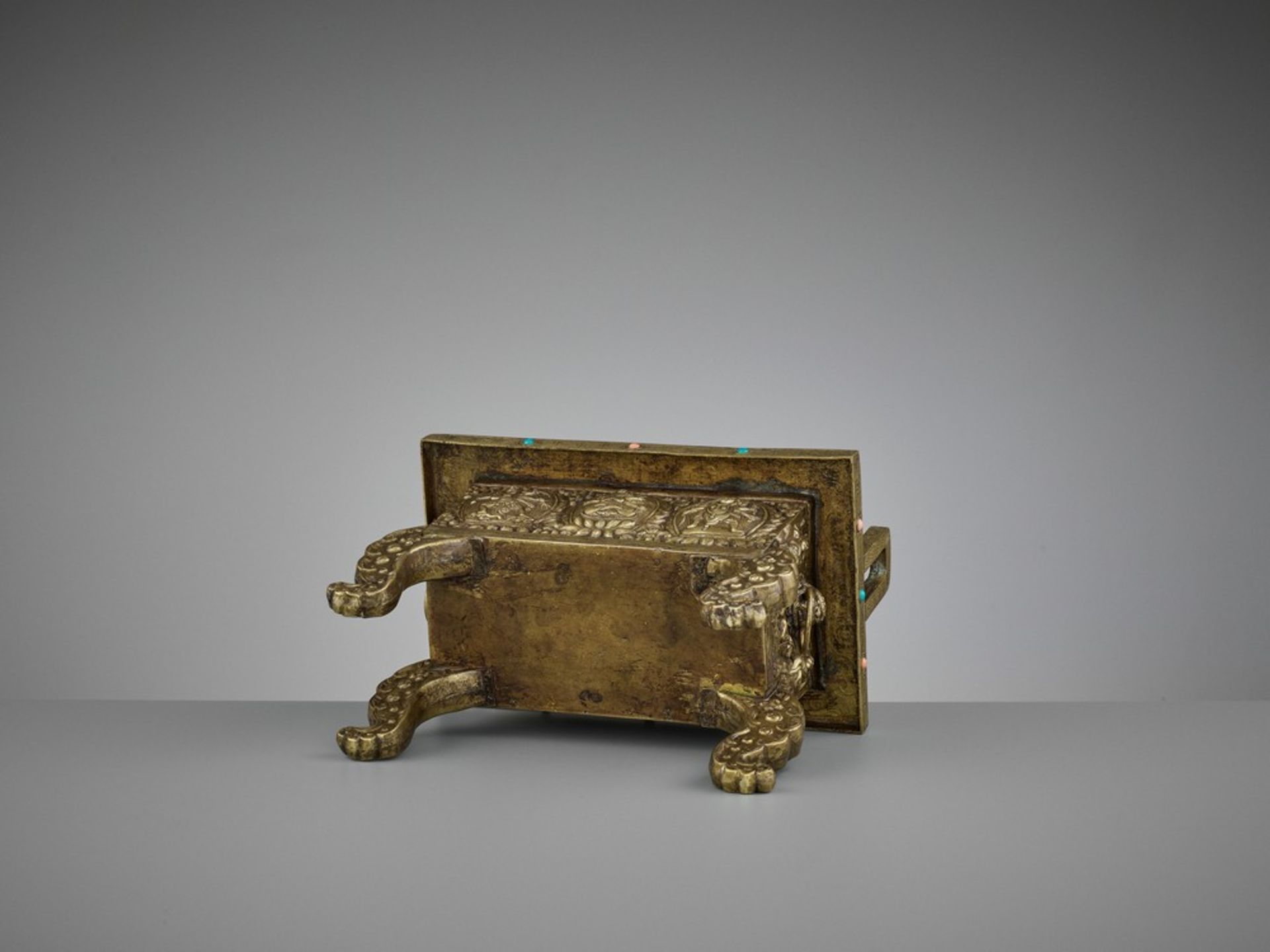 A LARGE GILT BRONZE AND COPPER REPOUSSÉ CENSER AND COVER, FANGDING, QING DYNASTY < - Image 13 of 14