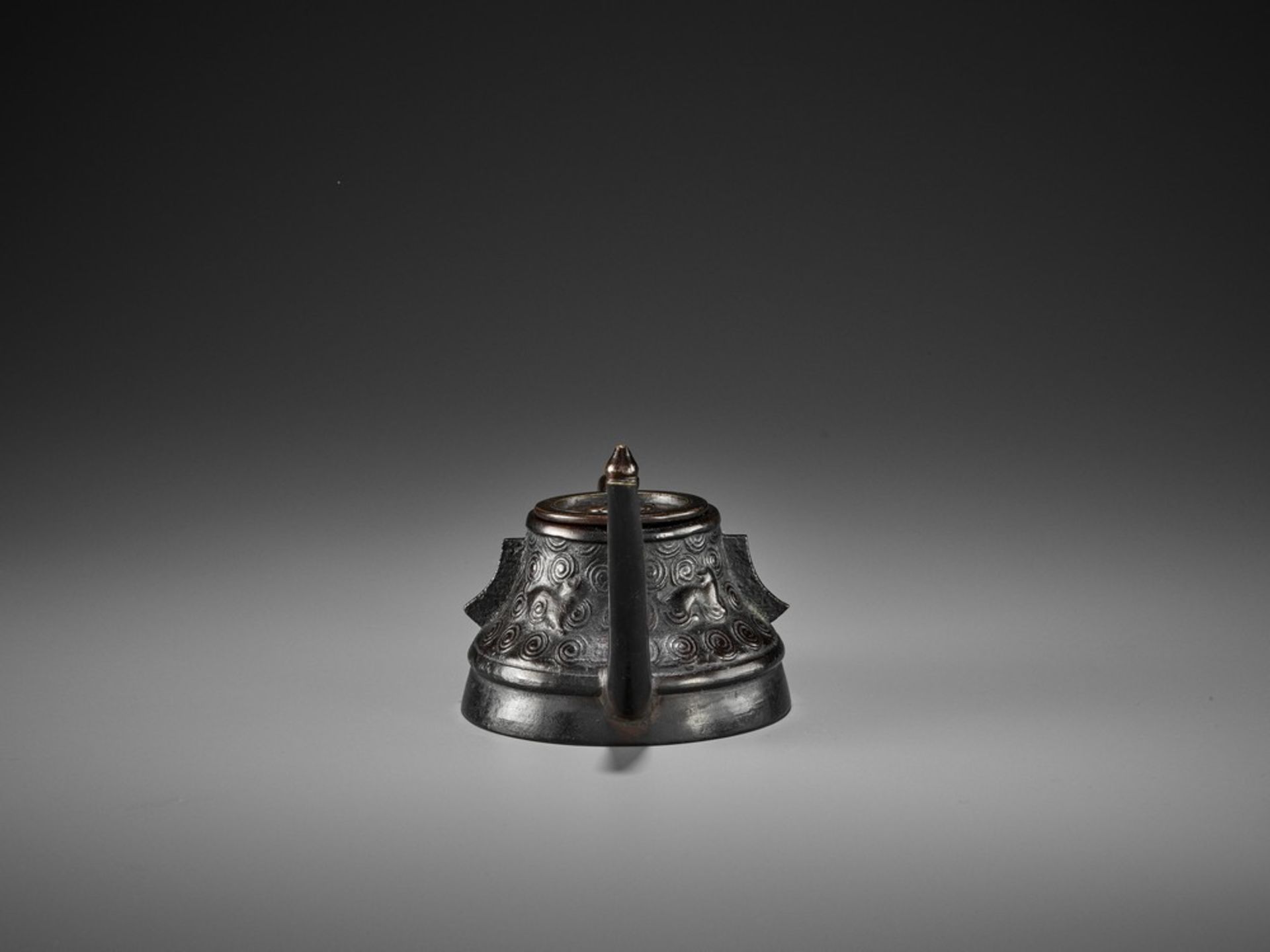 A BRONZE ‘TEAPOT’ WATER DROPPER AND COVER, KANGXI <br - Image 5 of 11