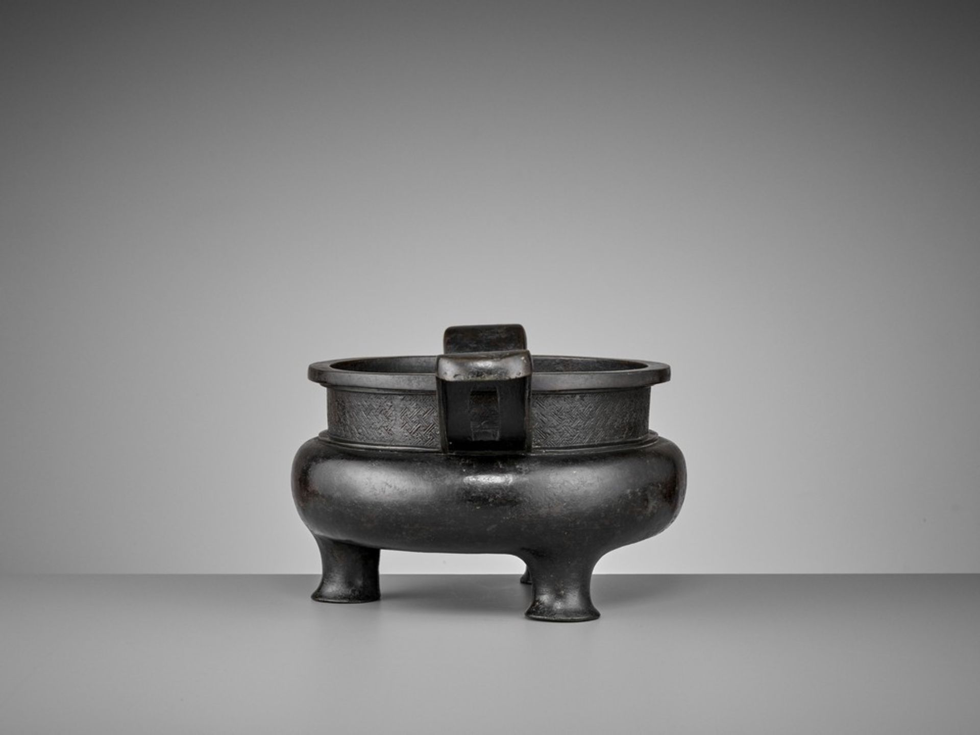 A HEAVILY CAST BRONZE TRIPOD CENSER, YUAN TO MING - Image 4 of 11