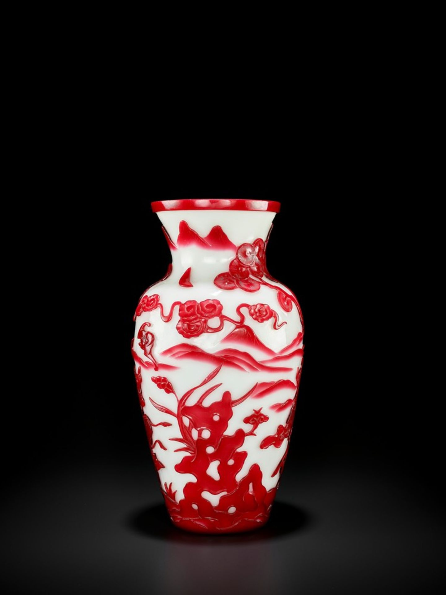 A MAUVE-PINK ‘ZHONG KUI’ OVERLAY GLASS VASE, QING <br - Image 2 of 7