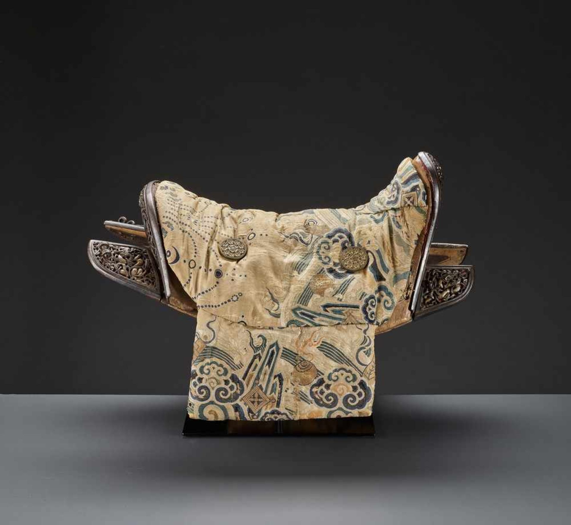A WOOD SADDLE WITH GILT IRON FITTINGS AND SILK BROCADE COVER, 17TH-18TH CENTURY Sino-Tibetan, late - Image 16 of 18
