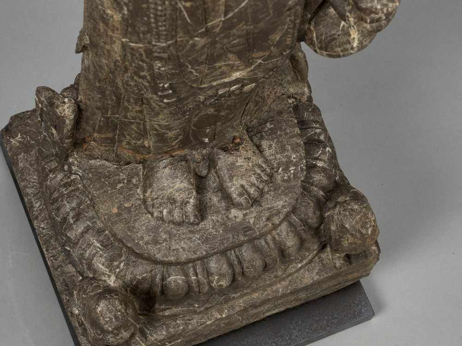 AN EXCEPTIONAL LARGE LIMESTONE FIGURE OF A BODHISATTVA, TANG DYNASTY - Bild 17 aus 28