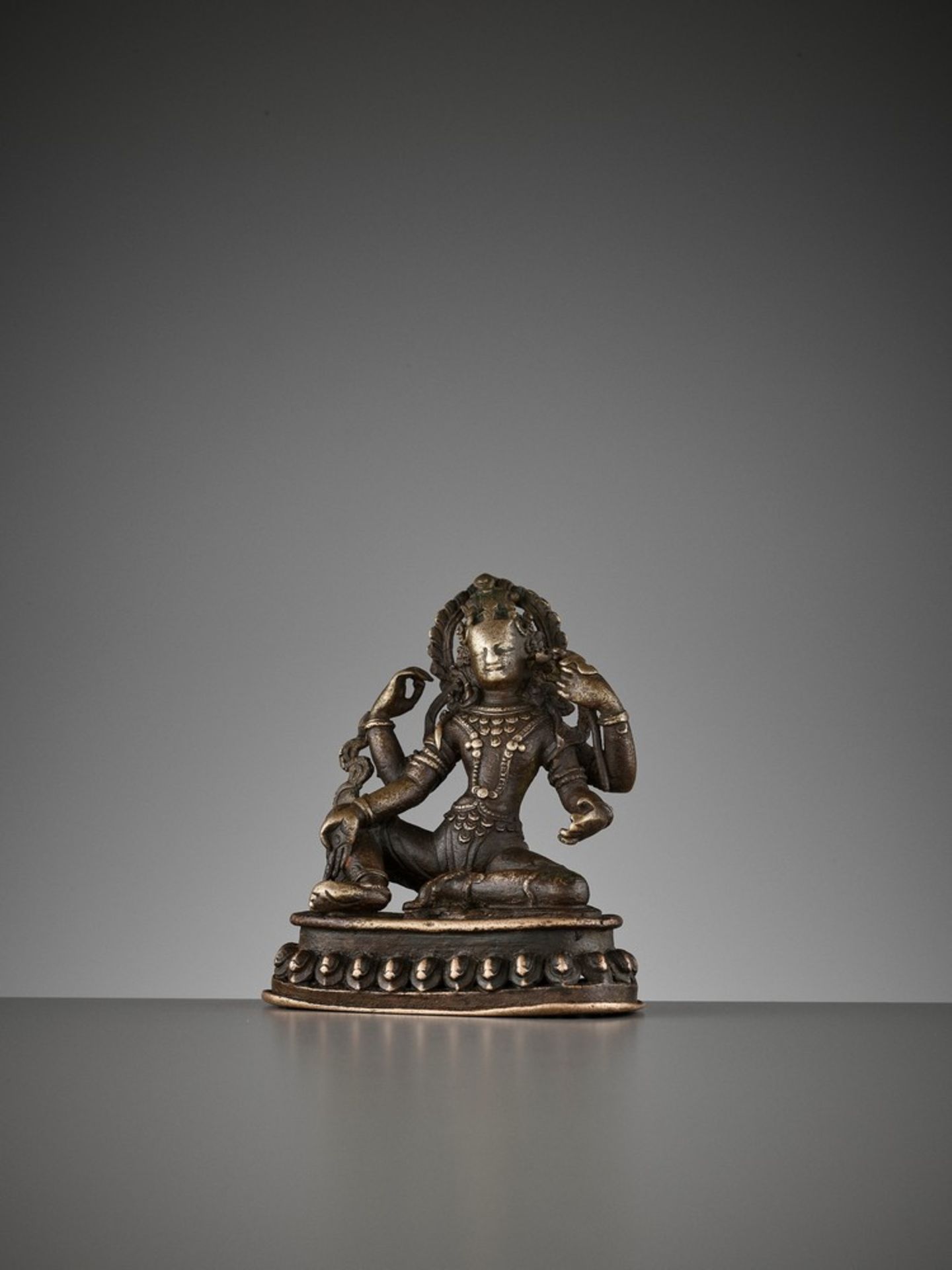 A SMALL BRONZE OF THE FOUR-ARMED AVALOKITESVARA, 15TH-16TH CENTURY - Bild 2 aus 11