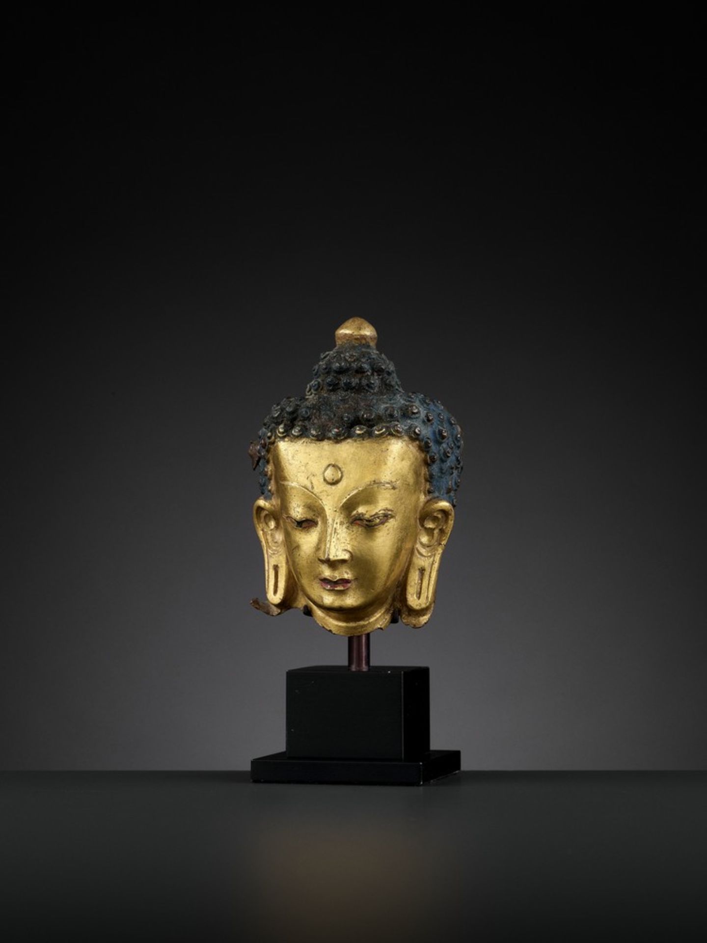 A GILT COPPER REPOUSSÉ HEAD OF BUDDHA, 18TH CENTURY < - Image 3 of 12