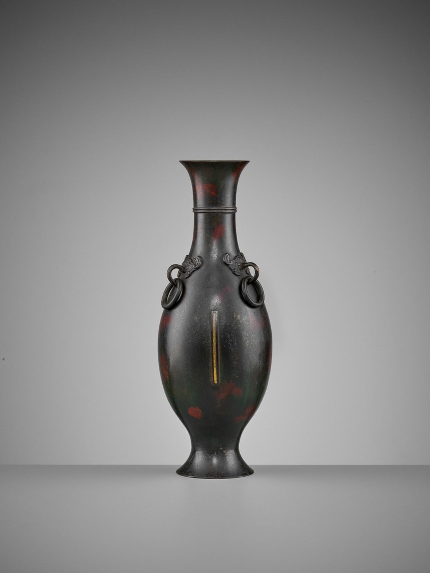 AN ‘ORDER OF THE YELLOW DRAGON’ GOLD-INLAID BRONZE VASE, QING <br - Image 7 of 9