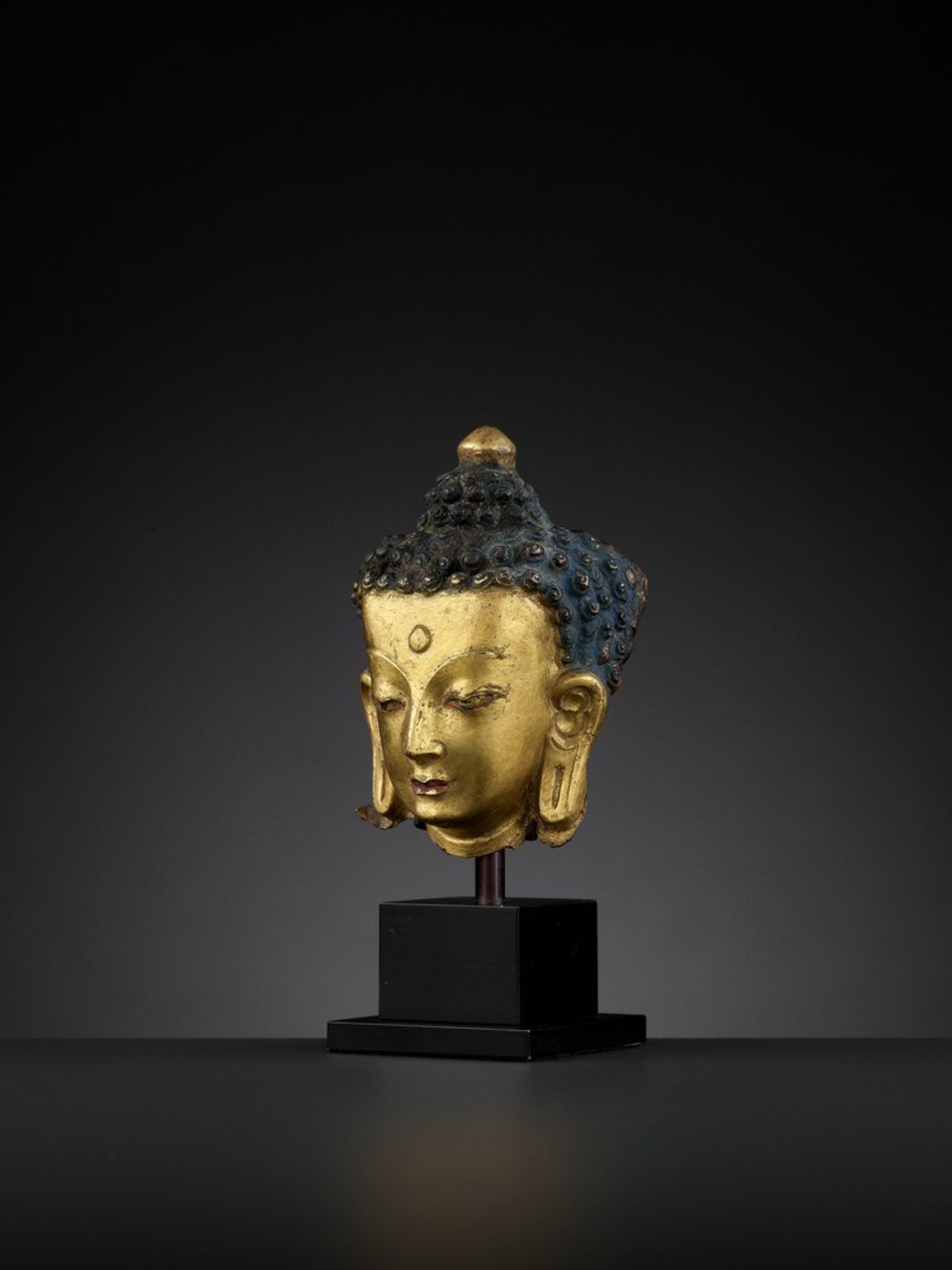 A GILT COPPER REPOUSSÉ HEAD OF BUDDHA, 18TH CENTURY < - Image 5 of 12