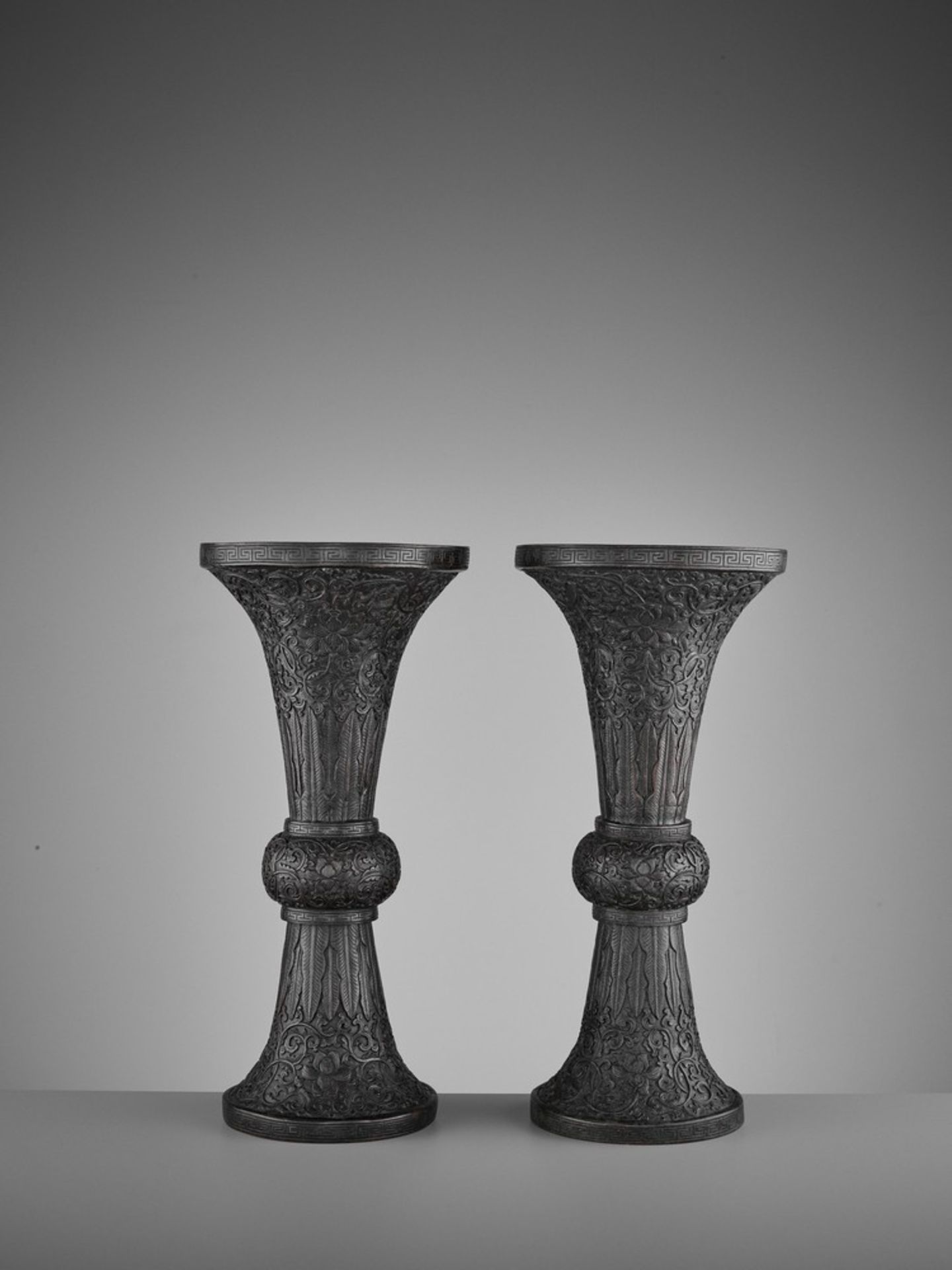 A PAIR OF BRONZE REPOUSSÉ GU VASES, MID-QING < - Image 5 of 8