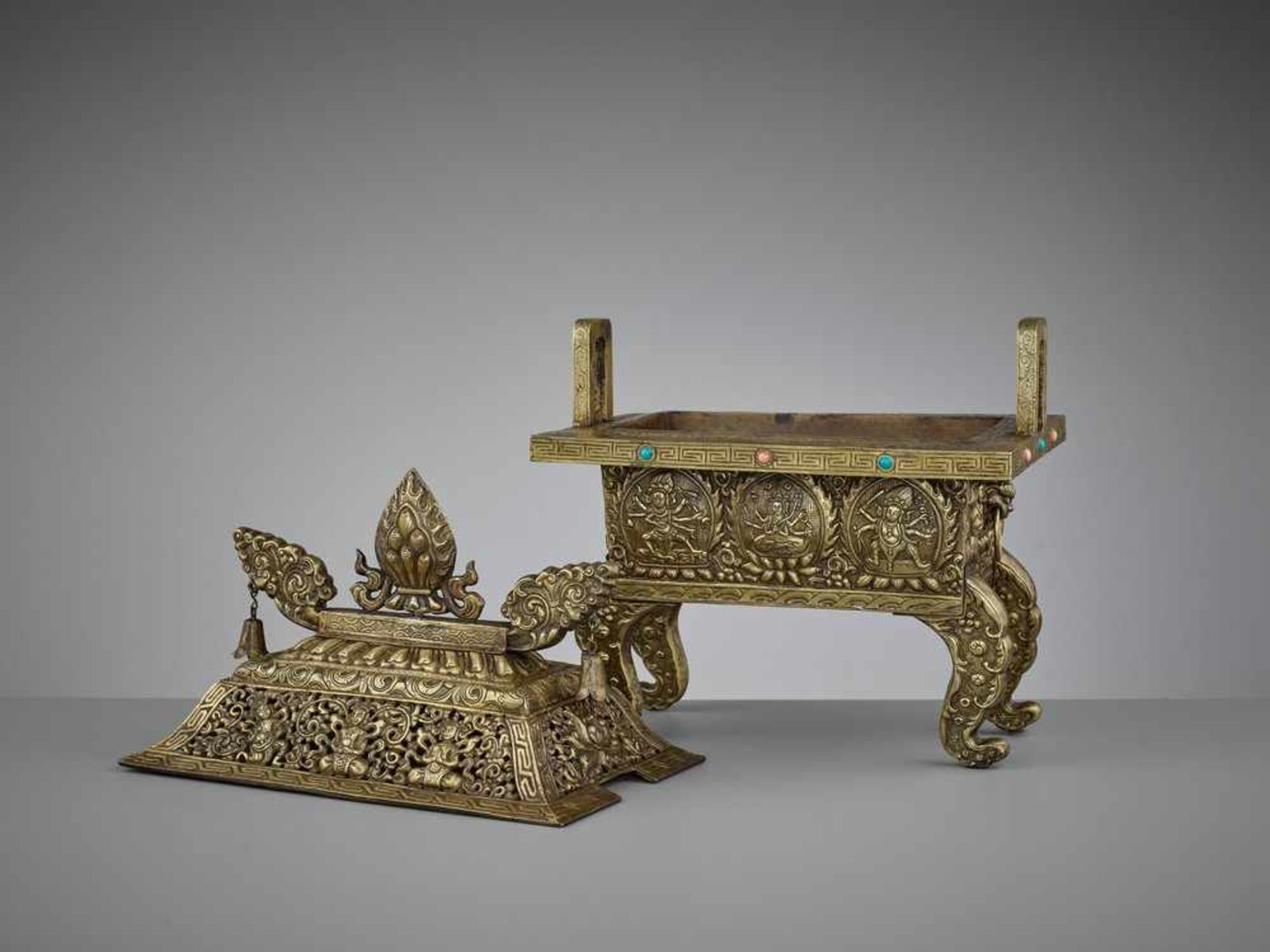 A LARGE GILT BRONZE AND COPPER REPOUSSÉ CENSER AND COVER, FANGDING, QING DYNASTY < - Image 6 of 14