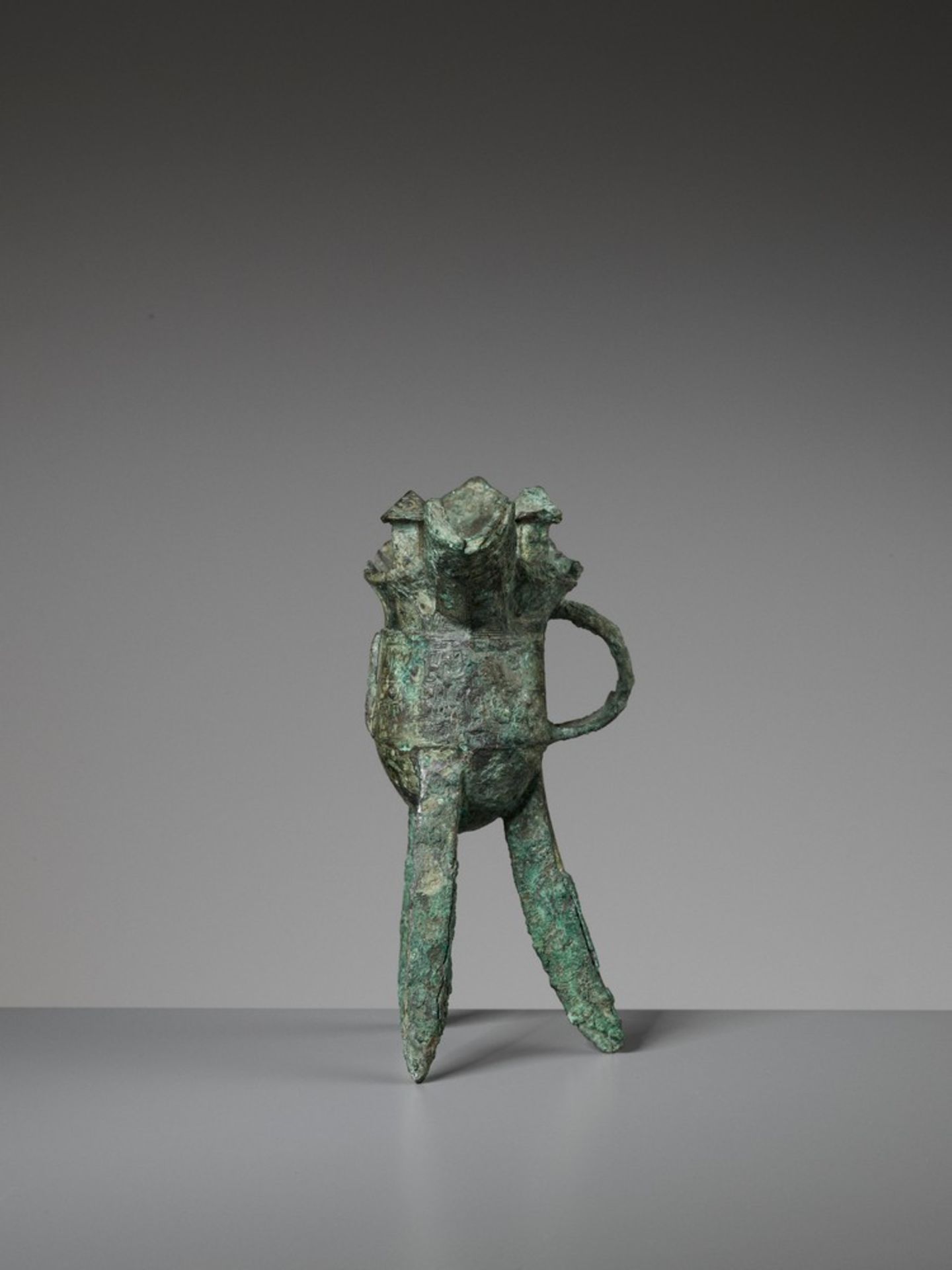 AN ARCHAIC BRONZE RITUAL WINE VESSEL, JUE, SHANG DYNASTY - Image 14 of 15