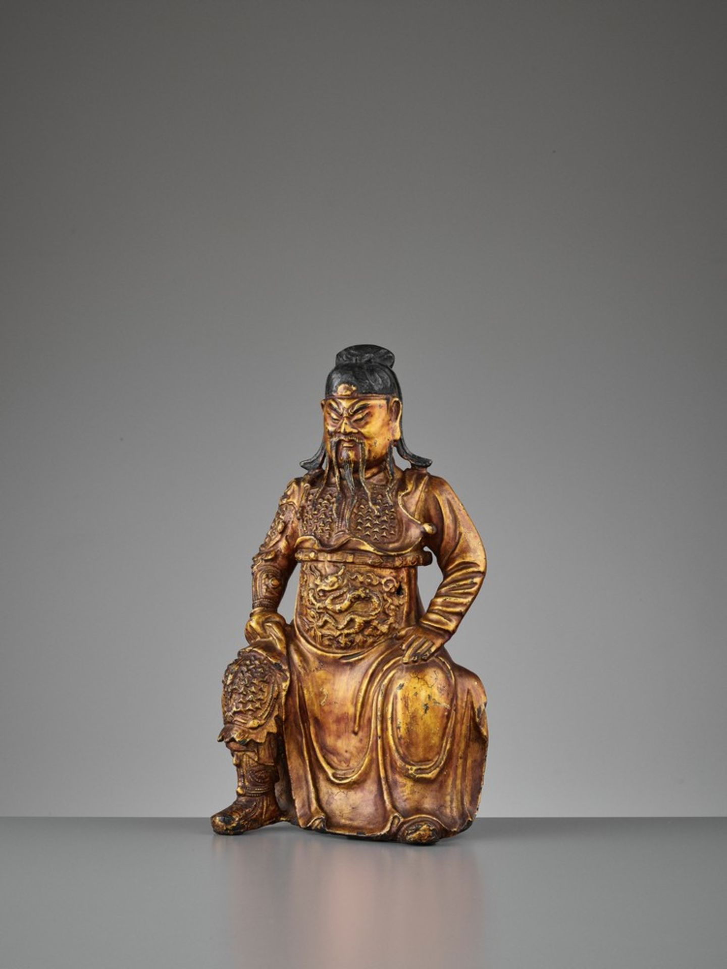 A LACQUER-GILT BRONZE FIGURE OF GUANDI, MING DYNASTY - Bild 3 aus 9