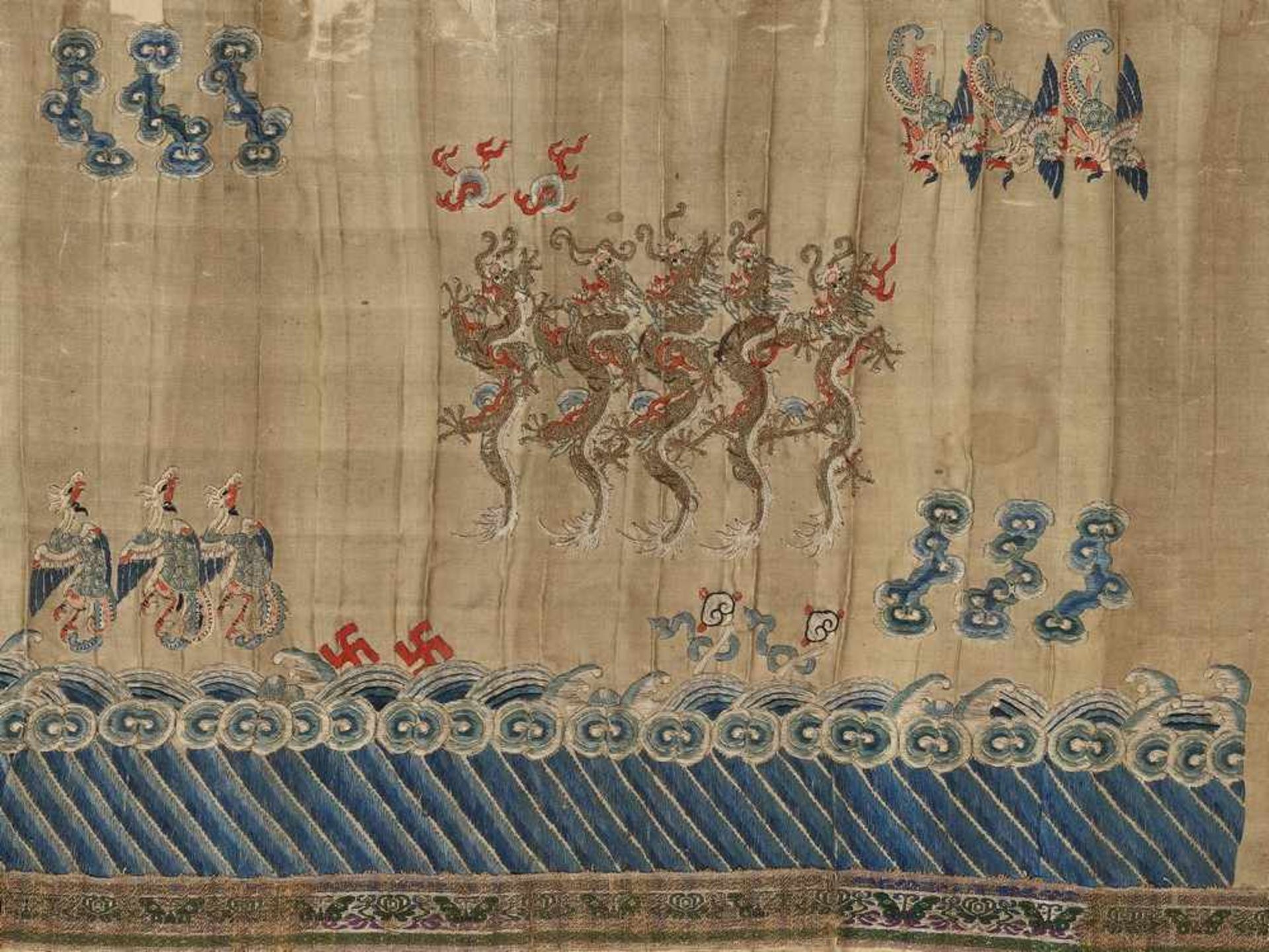 A LARGE EMBROIDERED TEXTILE BAND, QING DYNASTY - Bild 3 aus 6
