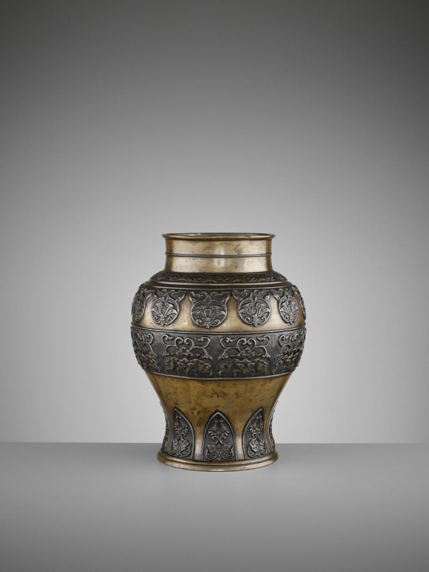 AN ARCHAISTIC BRONZE BALUSTER VASE, 17TH CENTURY - Bild 5 aus 8