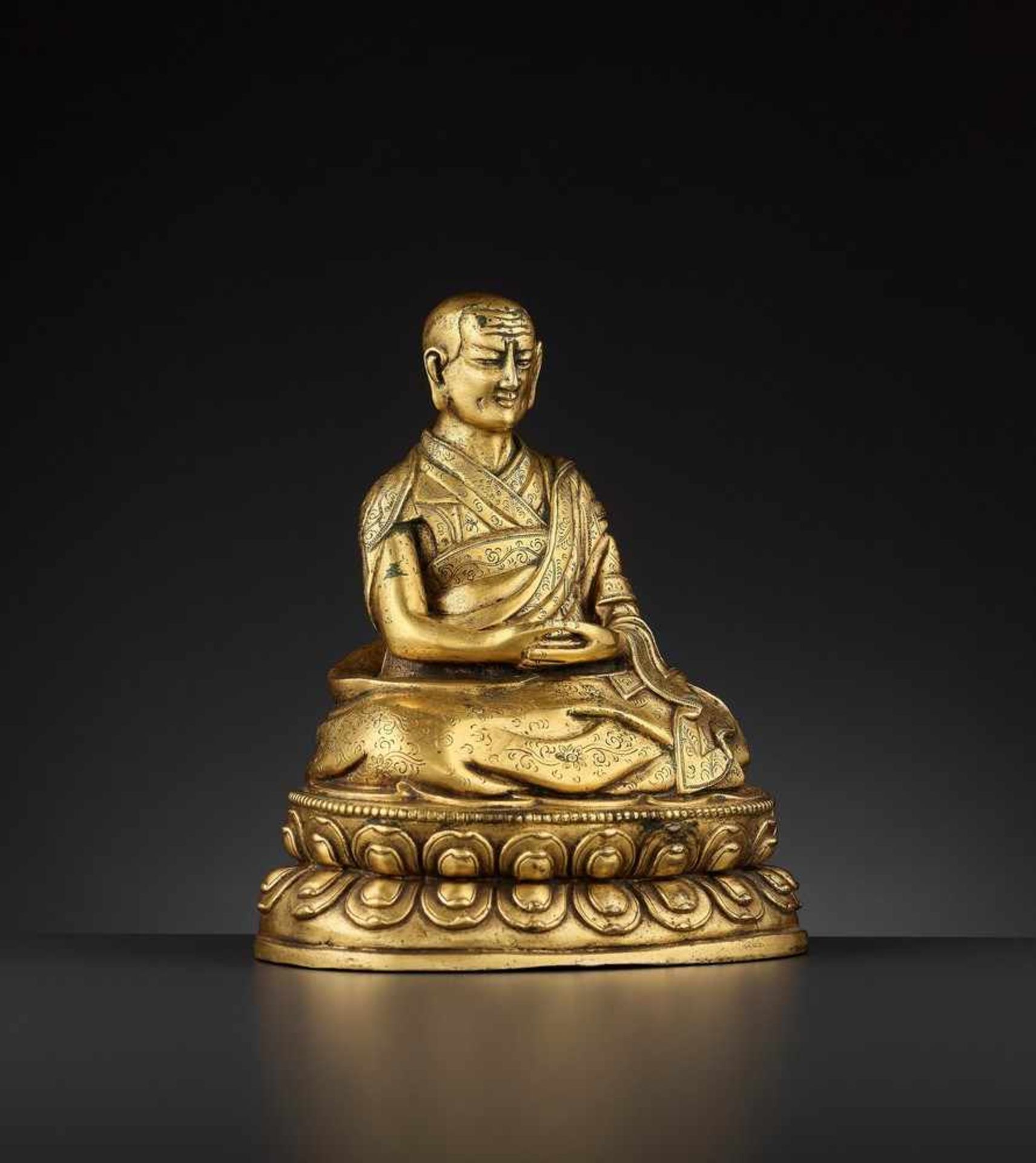 A GILT BRONZE OF THE FIFTH PANCHEN LAMA, TIBET, LATE 17TH TO EARLY 18TH CENTURY - Bild 8 aus 12