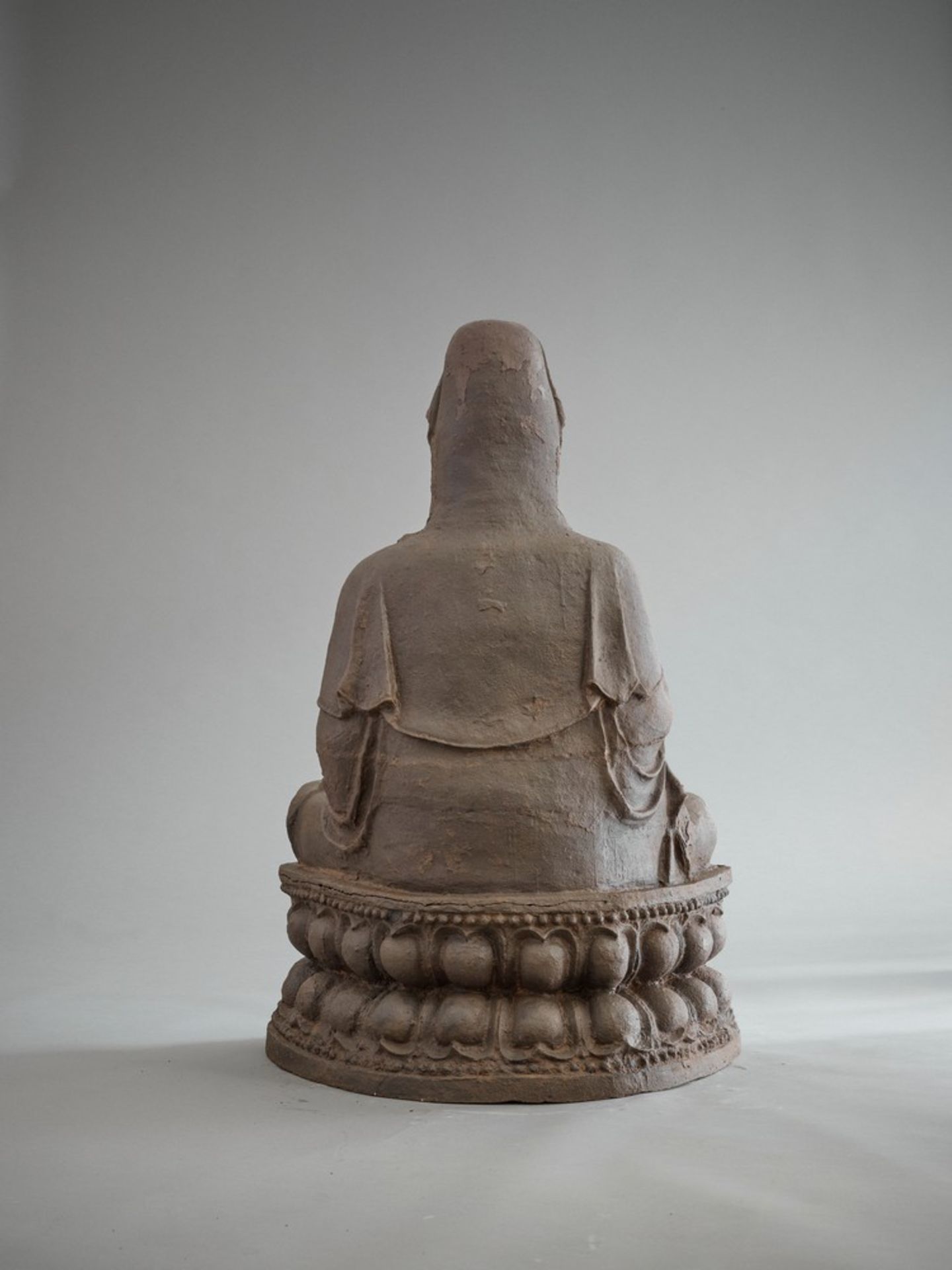 A MONUMENTAL CAST-IRON STATUE OF THE TEACHING GUANYIN, YUAN-MING DYNASTY - Image 4 of 9