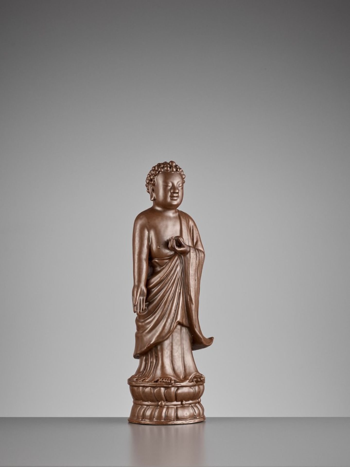 A PERSIMMON GLAZED PORCELAIN STATUE OF BHAISAJYAGURU, QING DYNASTY - Bild 9 aus 13