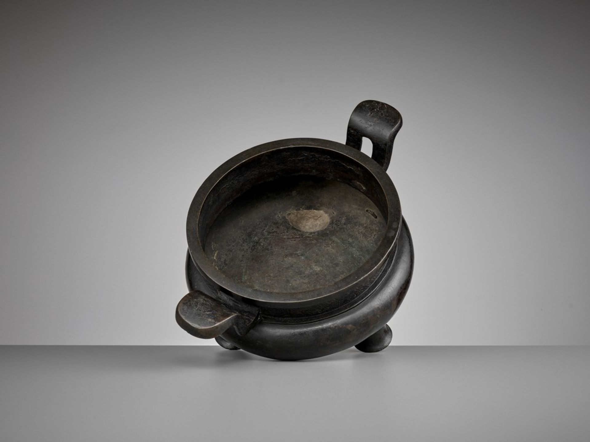 A HEAVILY CAST BRONZE TRIPOD CENSER, YUAN TO MING - Image 10 of 11