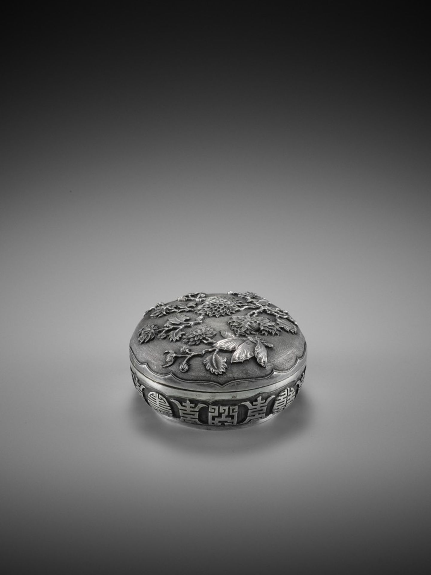 A ‘CHRSANTHEMUM AND BUTTERFLIES’ SILVER BOX, QING <br - Image 6 of 12