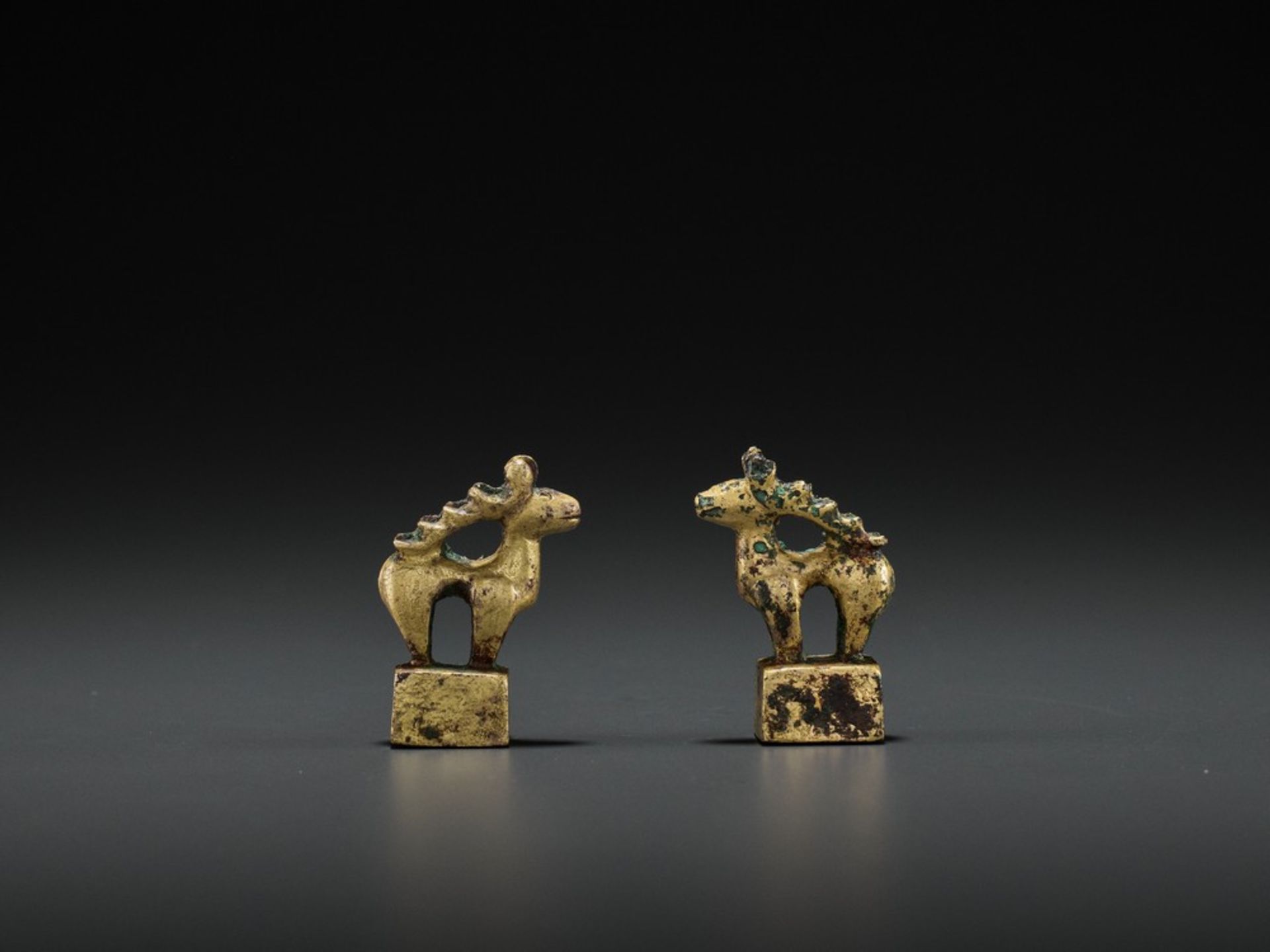 A PAIR OF GILT BRONZE ‘STAG’ SEALS, EASTERN HAN <br - Image 3 of 9