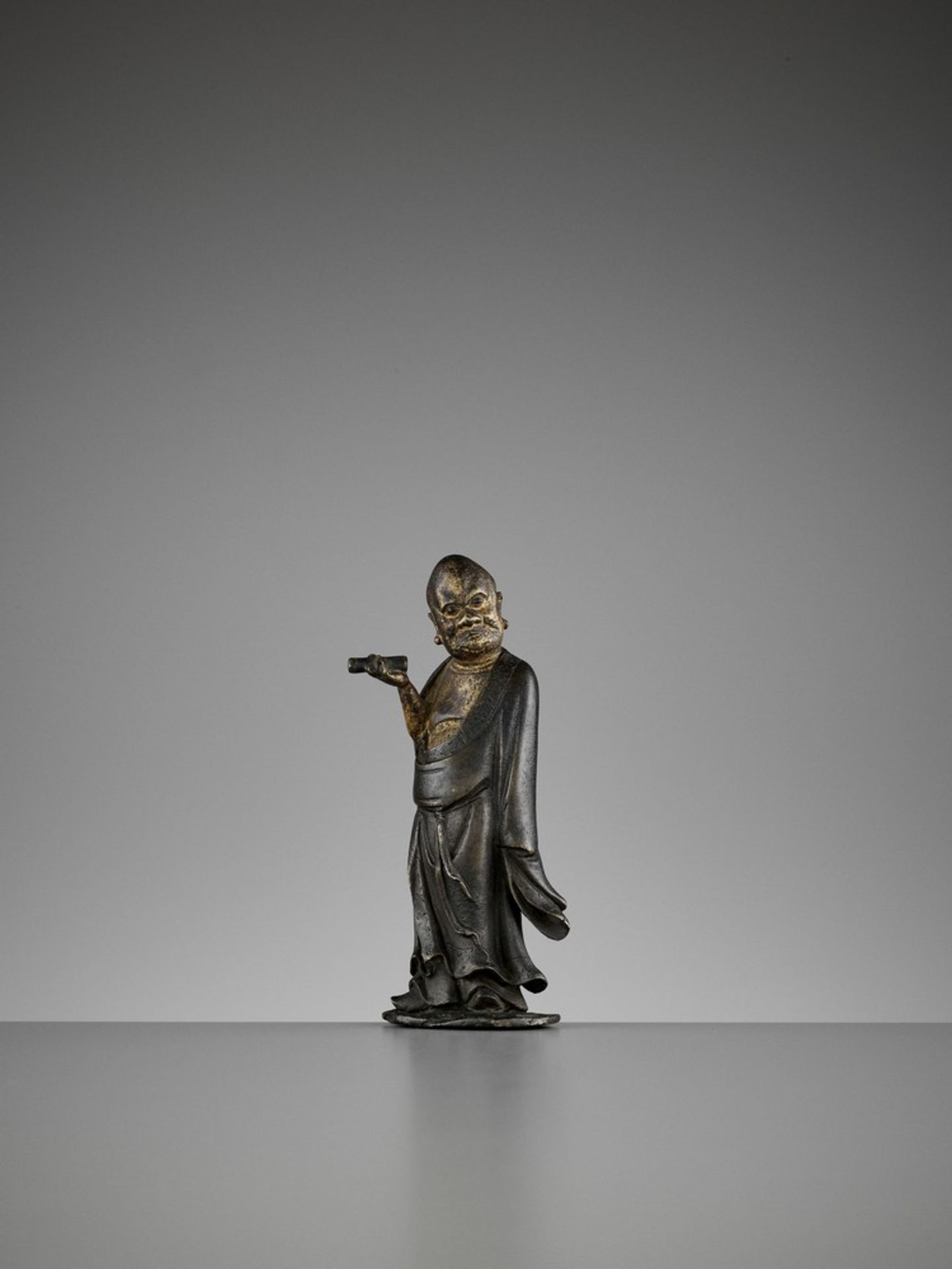 A LACQUER-GILT BRONZE FIGURE OF A LUOHAN, MING - Image 9 of 10