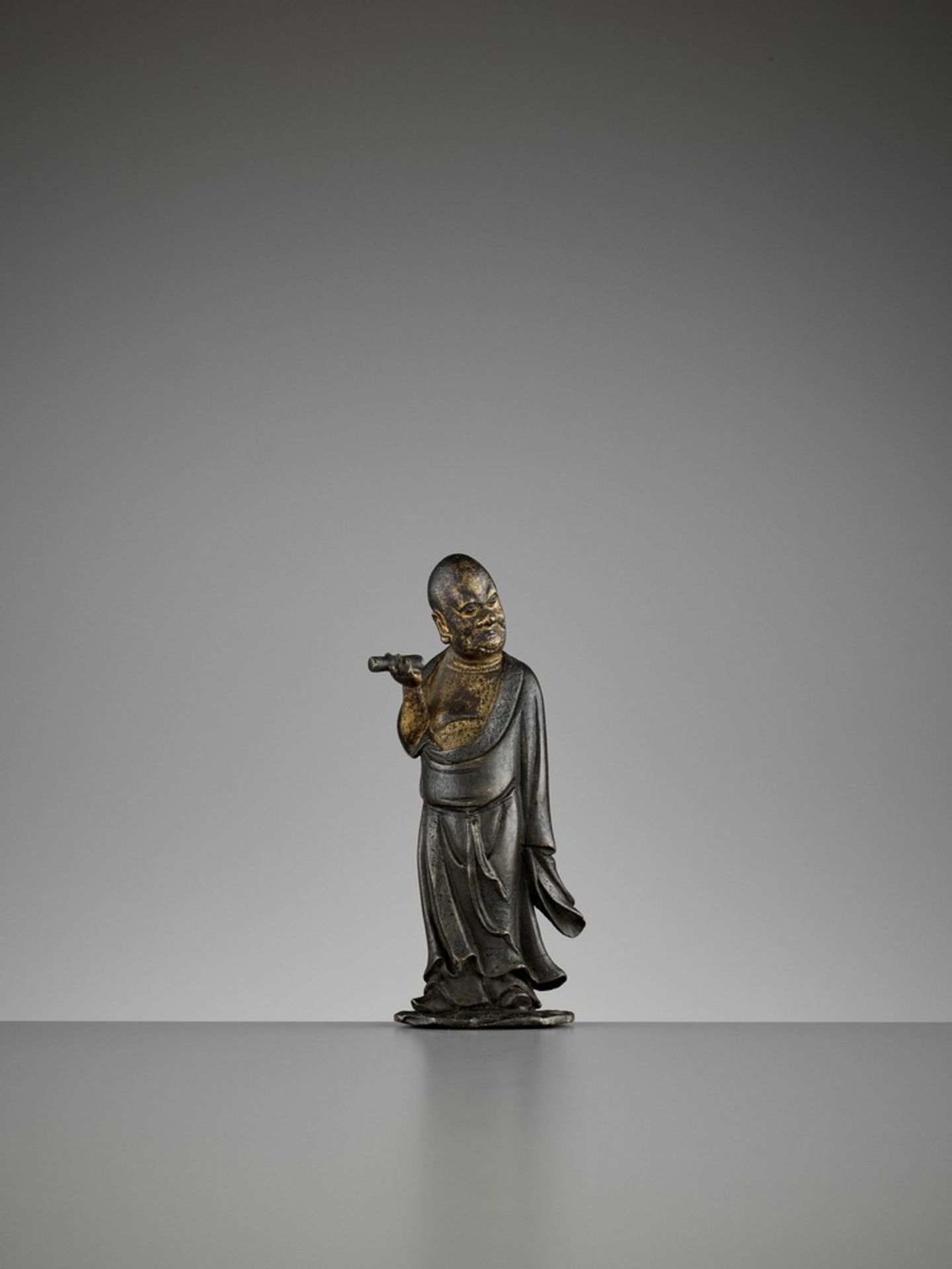 A LACQUER-GILT BRONZE FIGURE OF A LUOHAN, MING - Bild 8 aus 10