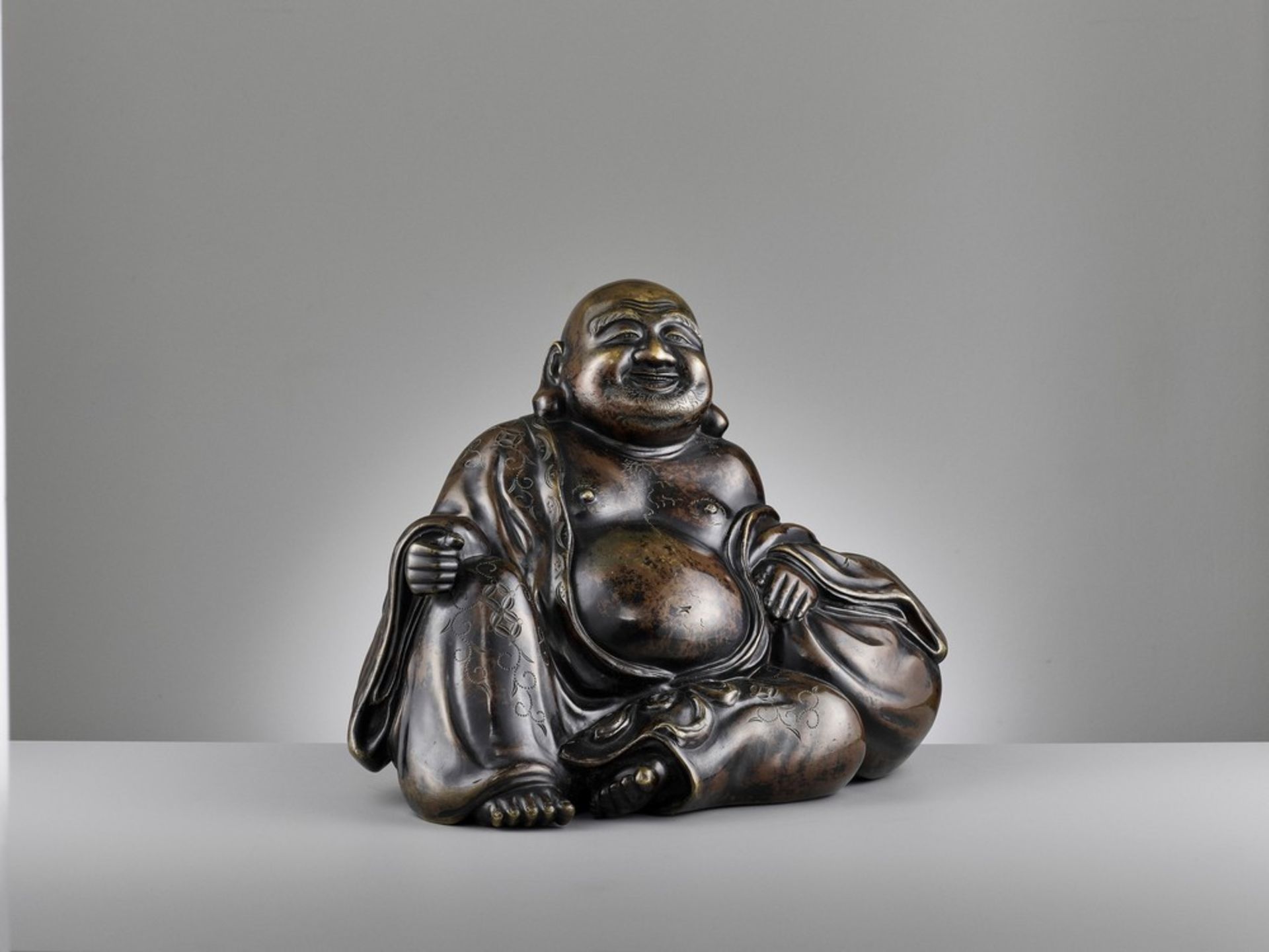 A LARGE AND HEAVILY CAST BRONZE FIGURE OF BUDAI, QING DYNASTY - Image 11 of 14