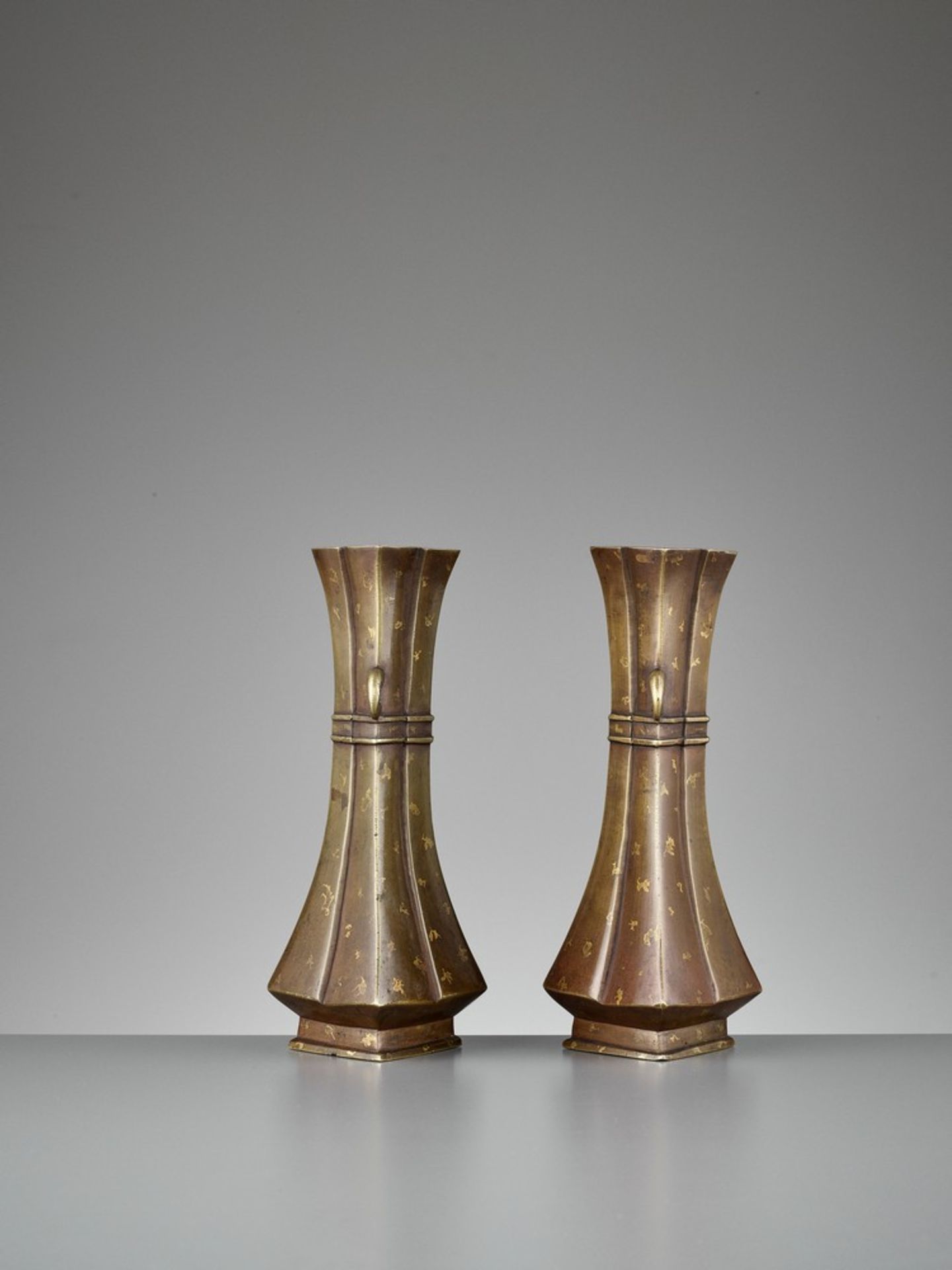 A PAIR OF GOLD-SPLASHED BRONZE VASES, QING DYNASTY - Image 8 of 10