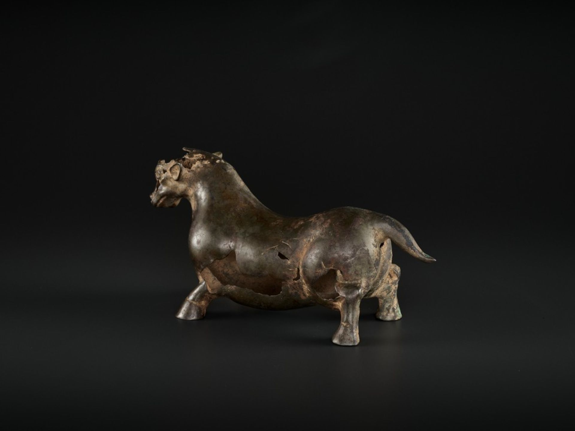 A SUPERB BRONZE FIGURE OF A BULL, LATE WARRING STATES TO EARLY HAN DYNASTY - Bild 7 aus 14