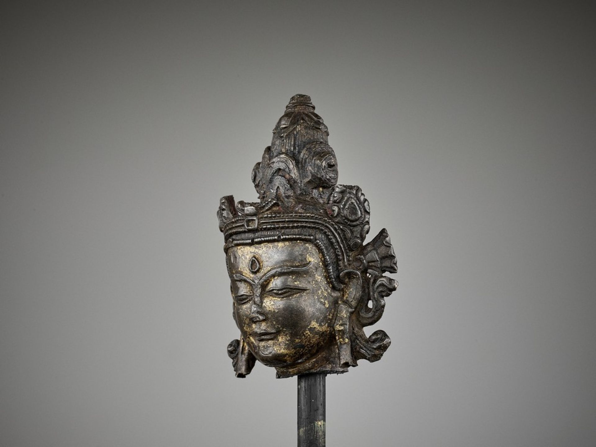 A TIBETAN LACQUER-GILT BRONZE HEAD OF A BODHISATTVA, 14TH-15TH CENTURY - Image 3 of 8