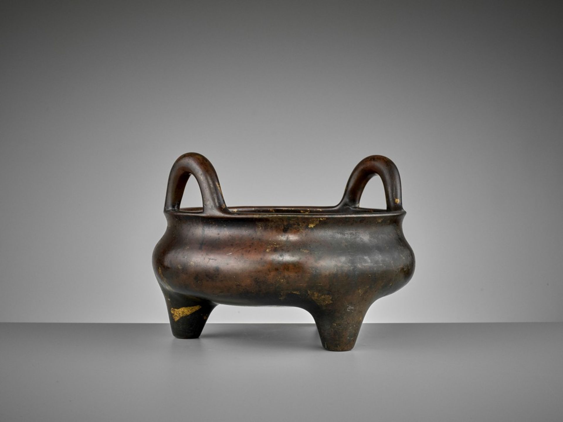 A LARGE AND HEAVILY CAST BRONZE TRIPOD CENSER, 17TH CENTURY - Image 13 of 14