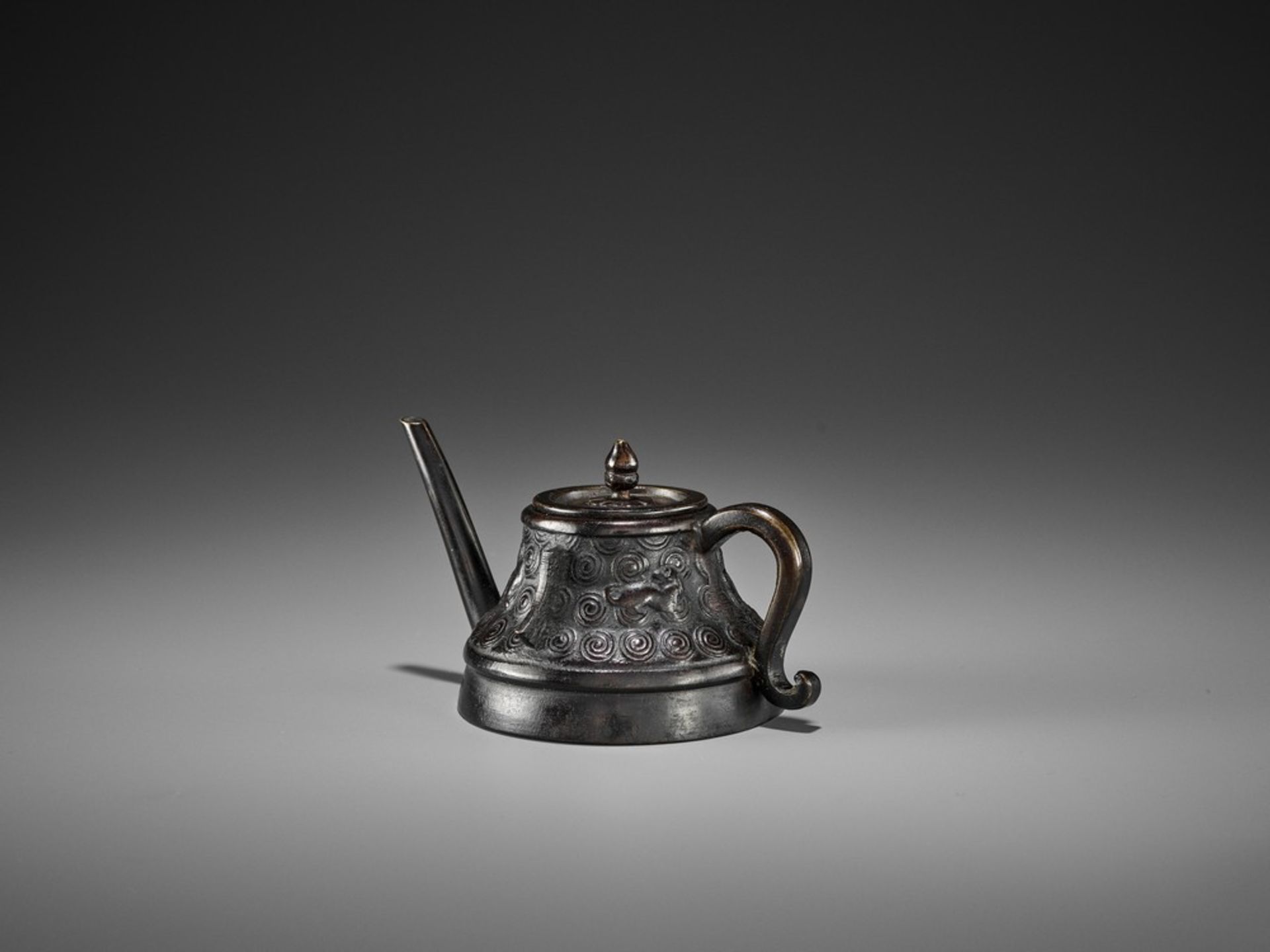 A BRONZE ‘TEAPOT’ WATER DROPPER AND COVER, KANGXI <br