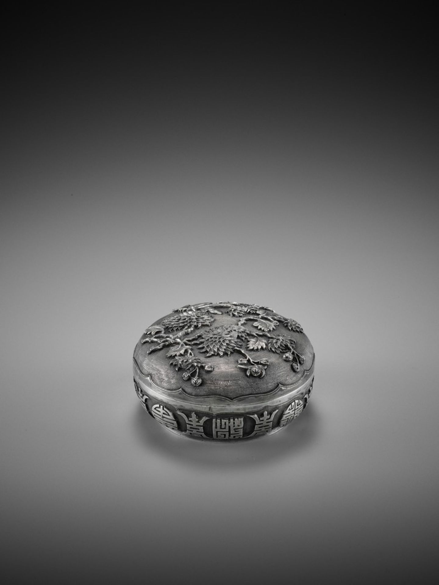 A ‘CHRSANTHEMUM AND BUTTERFLIES’ SILVER BOX, QING <br - Image 4 of 12