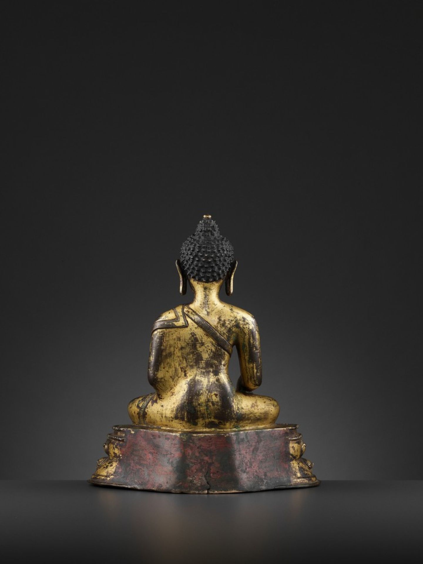 A LARGE GILT BRONZE FIGURE OF SHAKYAMUNI BUDDHA, TIBET, 15TH CENTURY - Bild 7 aus 13