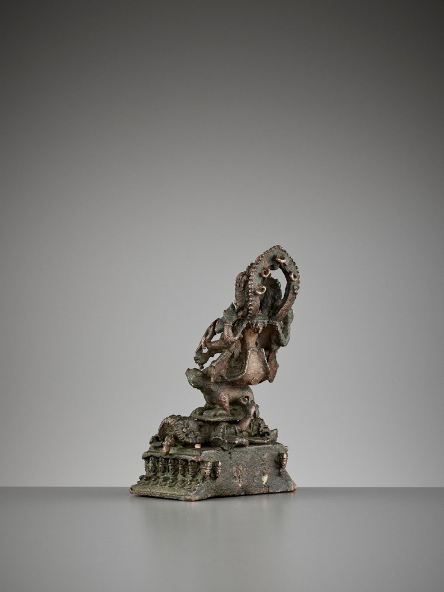 A BRONZE FIGURE OF JNANA DAKINI, LATE 16TH TO EARLY 17TH CENTURY - Image 5 of 9