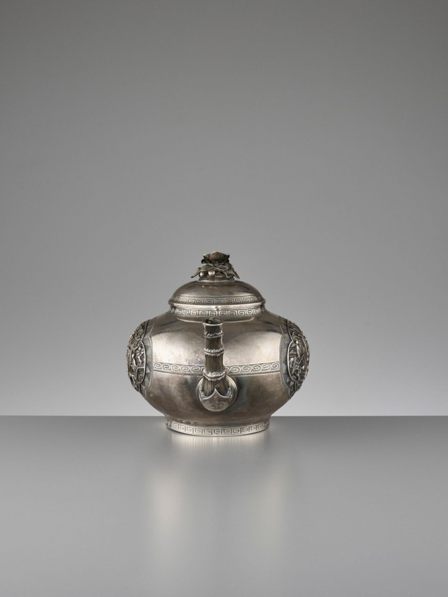 A FINE SILVER TEAPOT, QING DYNASTY - Image 4 of 12