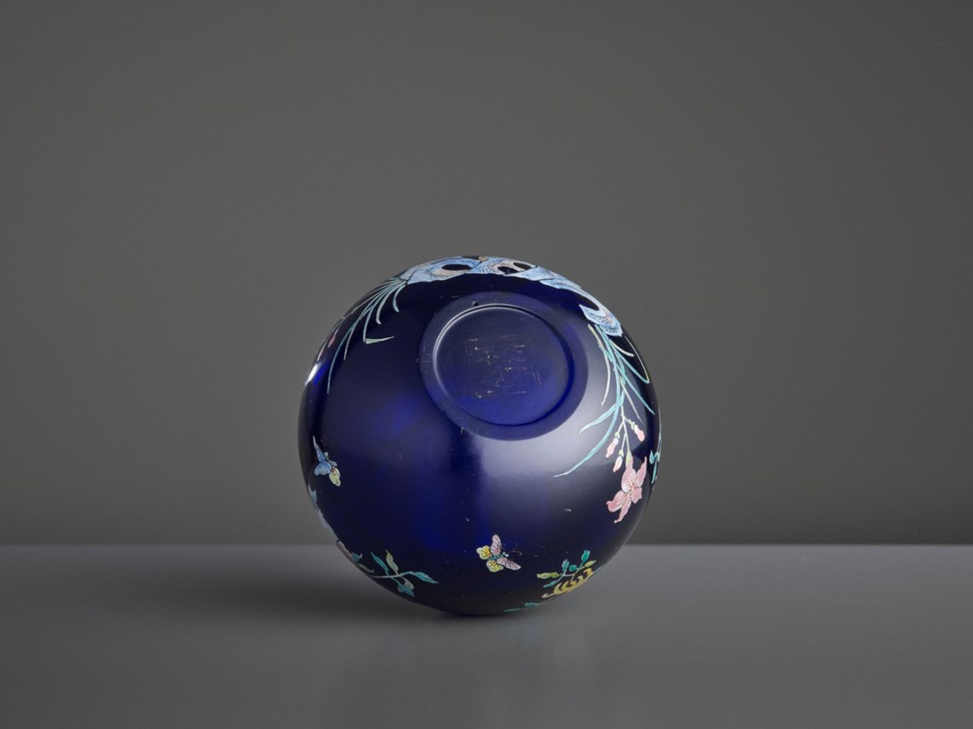 AN ENAMELED ‘FINGER CITRON’ BLUE GLASS WATER POT, PINGGUOZUN, QIANLONG <br - Image 8 of 8