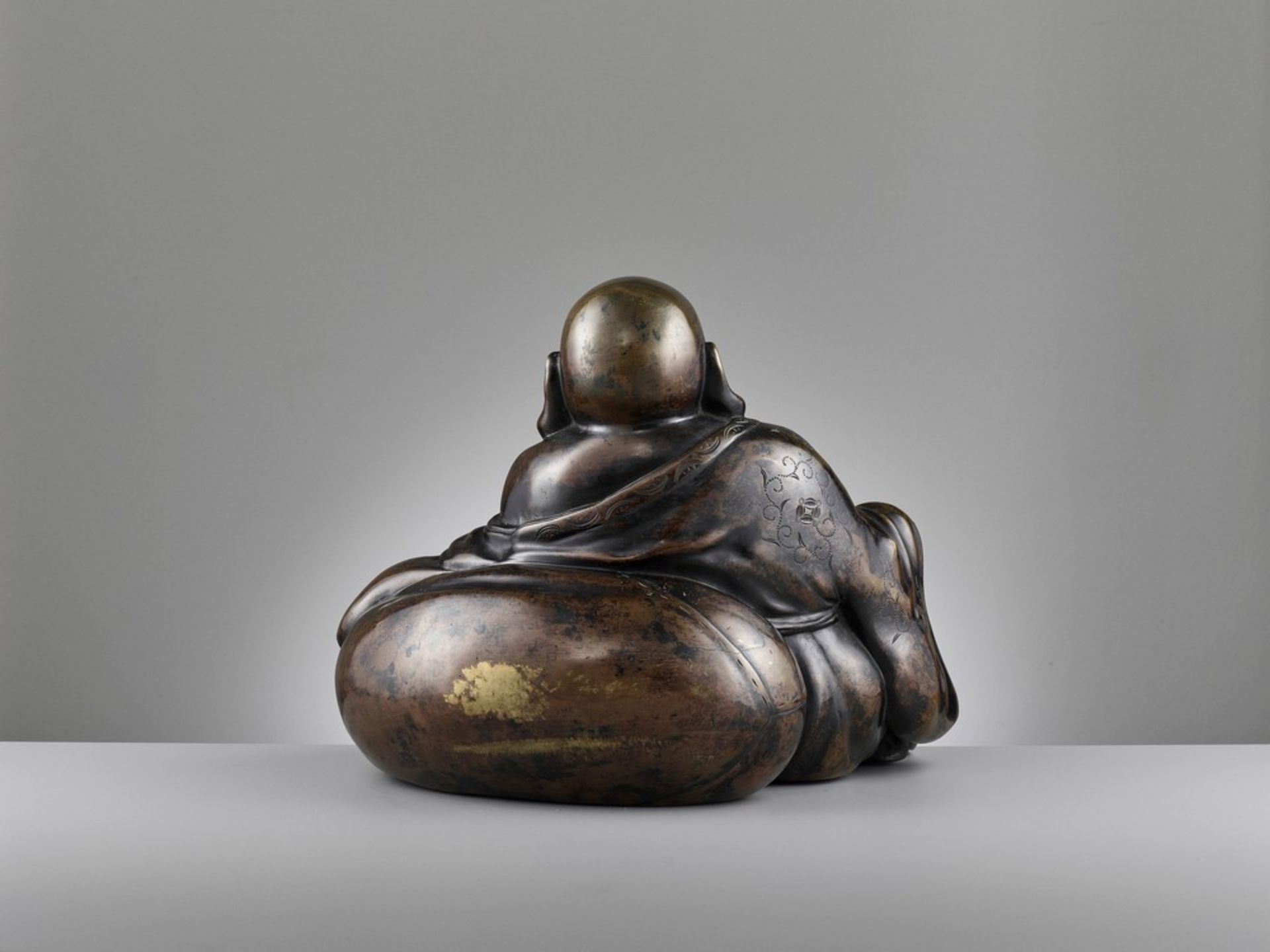 A LARGE AND HEAVILY CAST BRONZE FIGURE OF BUDAI, QING DYNASTY - Image 8 of 14