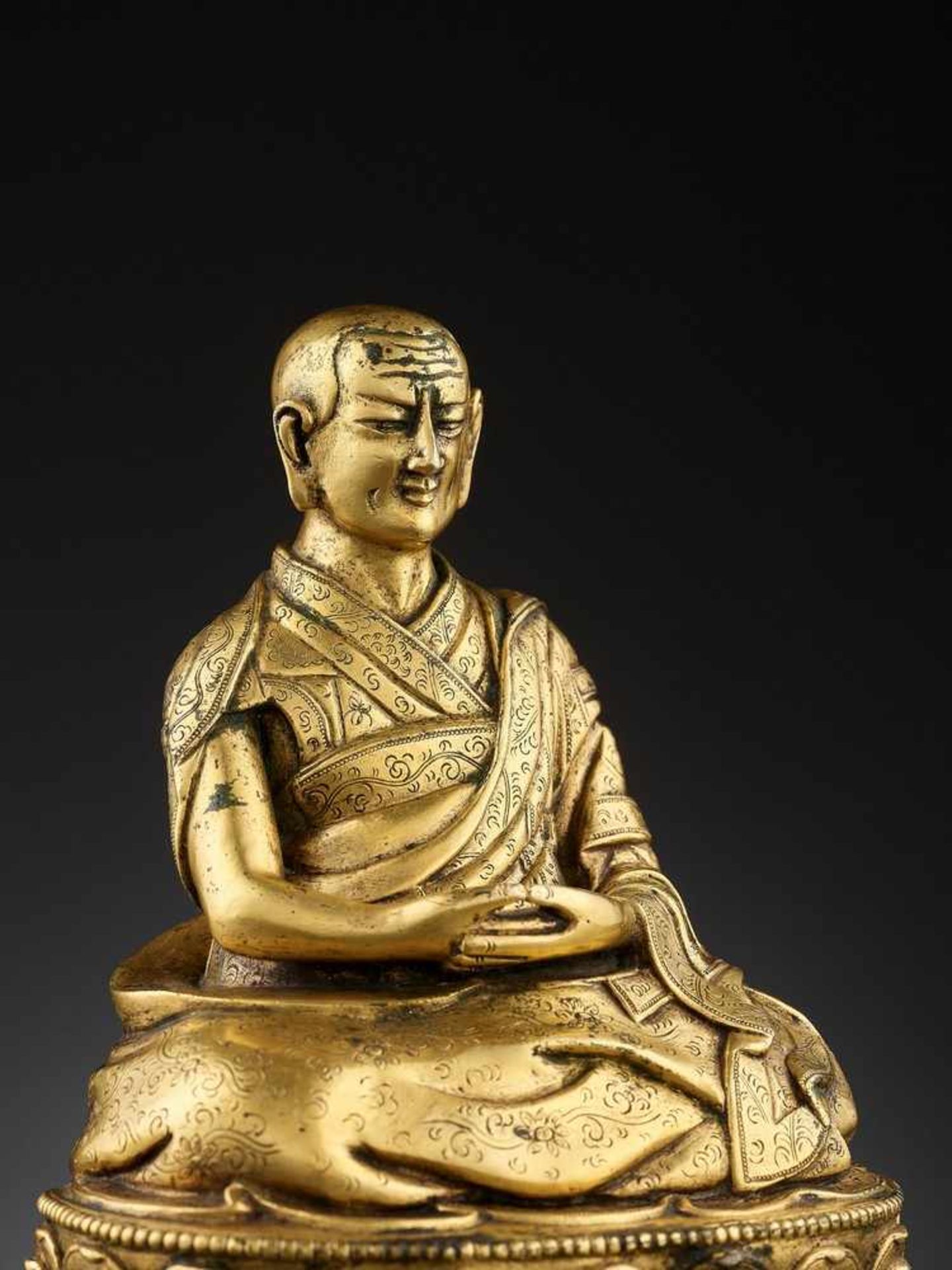 A GILT BRONZE OF THE FIFTH PANCHEN LAMA, TIBET, LATE 17TH TO EARLY 18TH CENTURY - Bild 6 aus 12