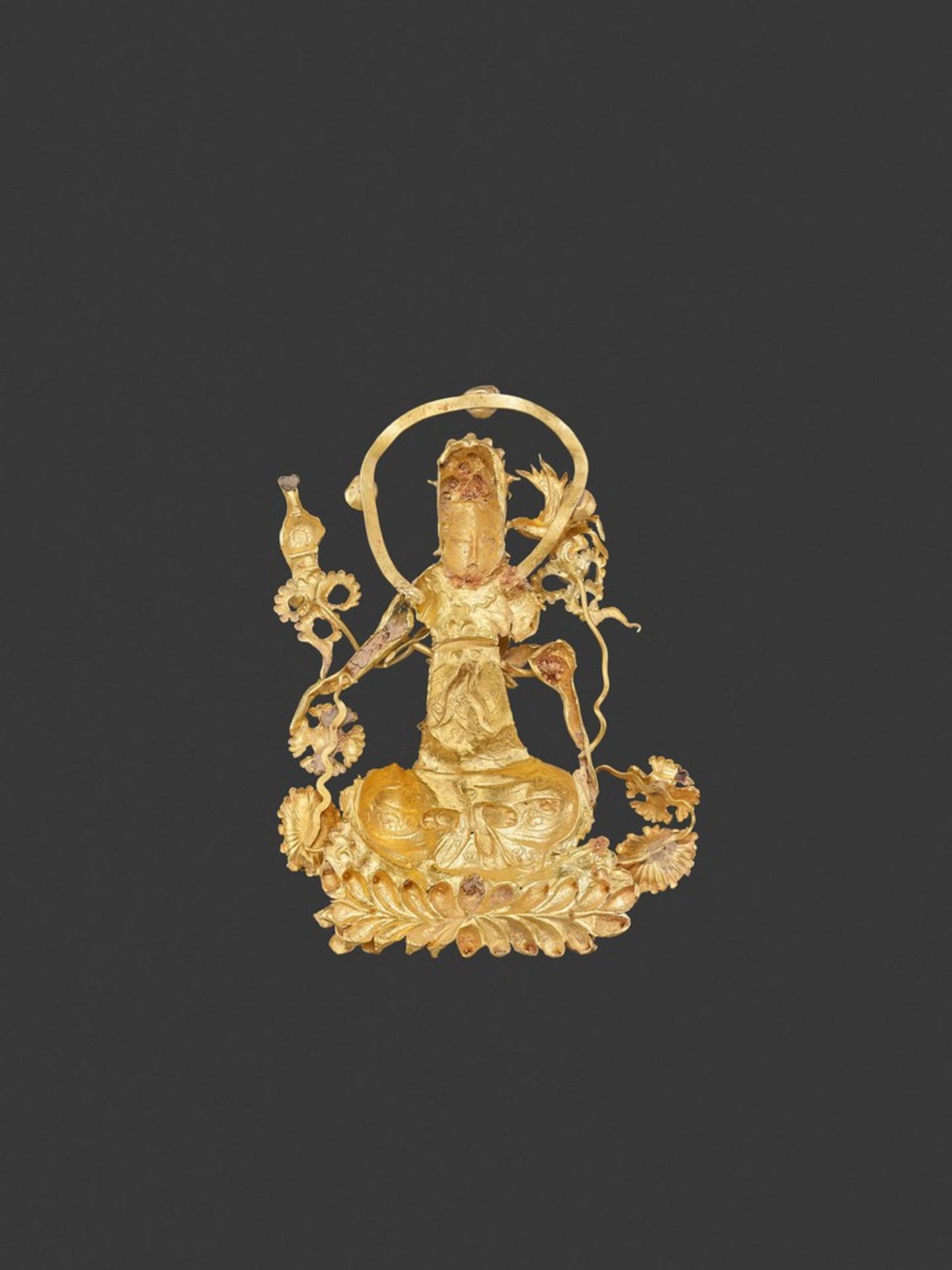 A LIAO DYNASTY GOLD REPOUSSÉ 'GUANYIN' FILIGREE ORNAMENT China, 916-1125. The Goddess of Mercy - Image 5 of 9