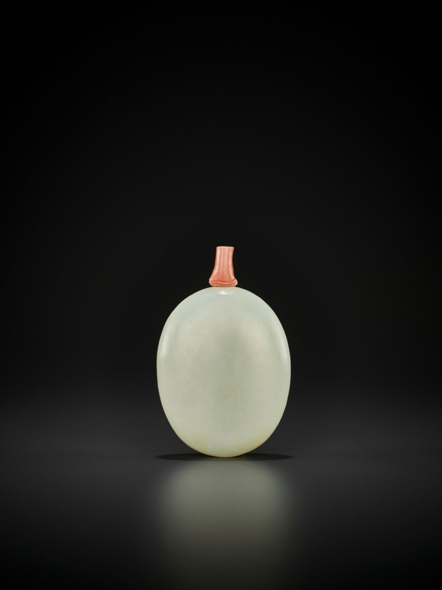 A WHITE JADE PEBBLE-FORM SNUFF BOTTLE, 18TH CENTURY