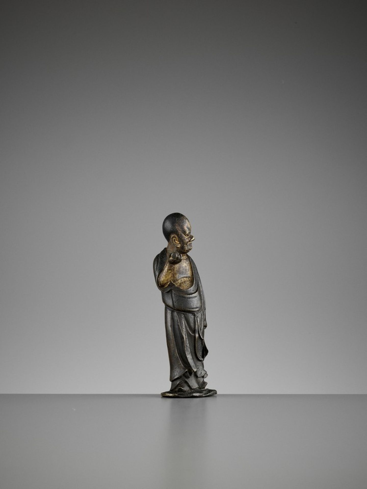 A LACQUER-GILT BRONZE FIGURE OF A LUOHAN, MING - Bild 7 aus 10