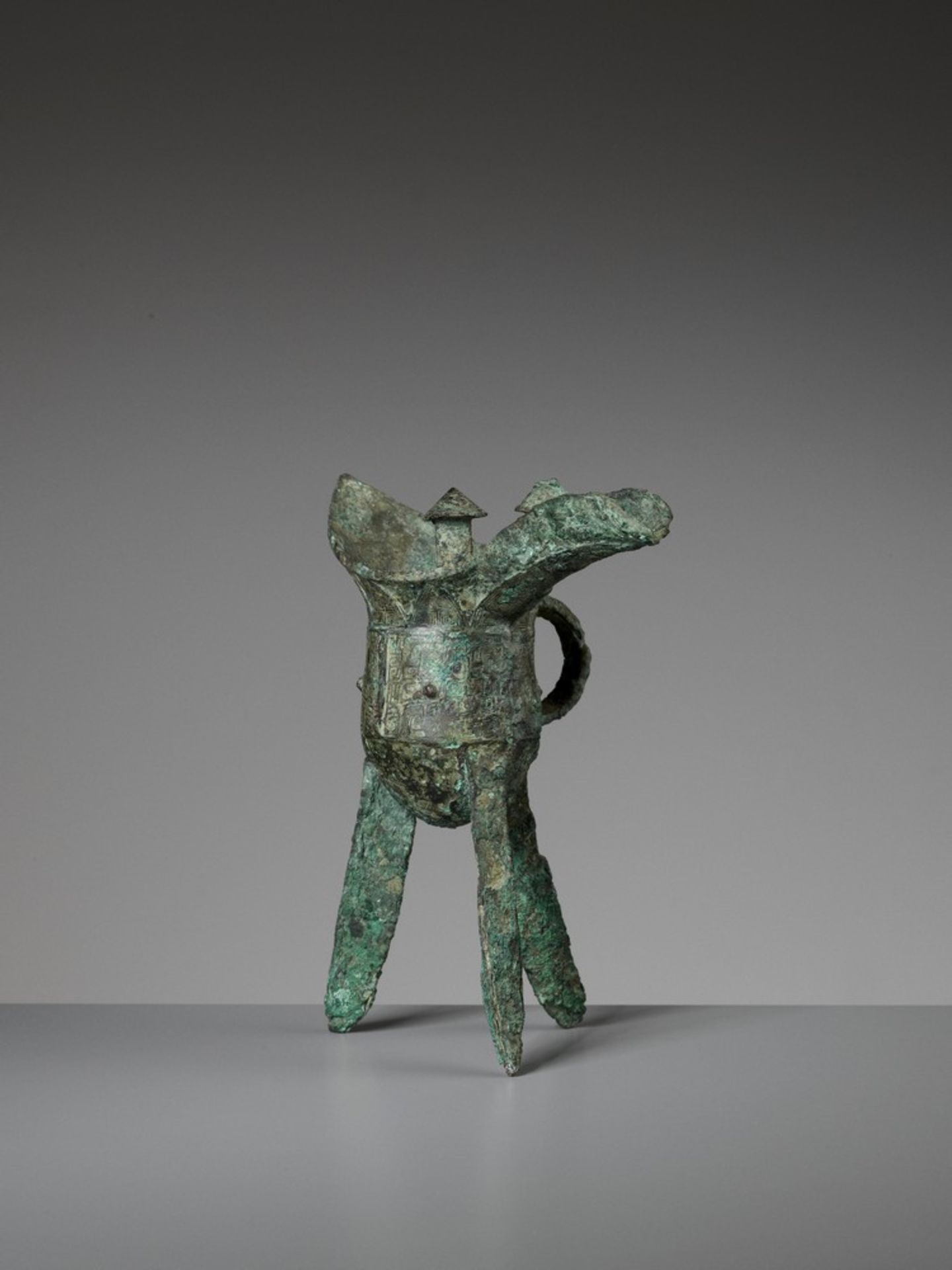 AN ARCHAIC BRONZE RITUAL WINE VESSEL, JUE, SHANG DYNASTY - Image 7 of 15