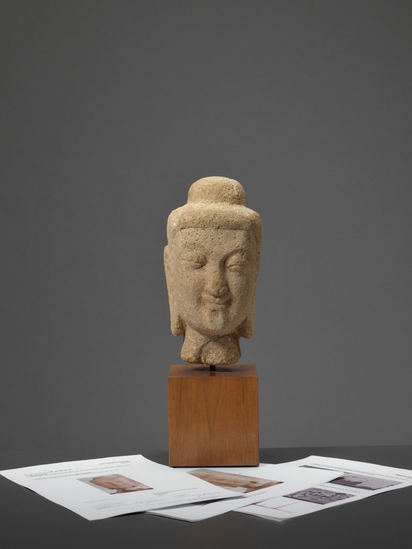 A RARE SANDSTONE HEAD OF BUDDHA, NORTHERN WEI DYNASTY, 5TH-6TH CENTURY - Bild 3 aus 15