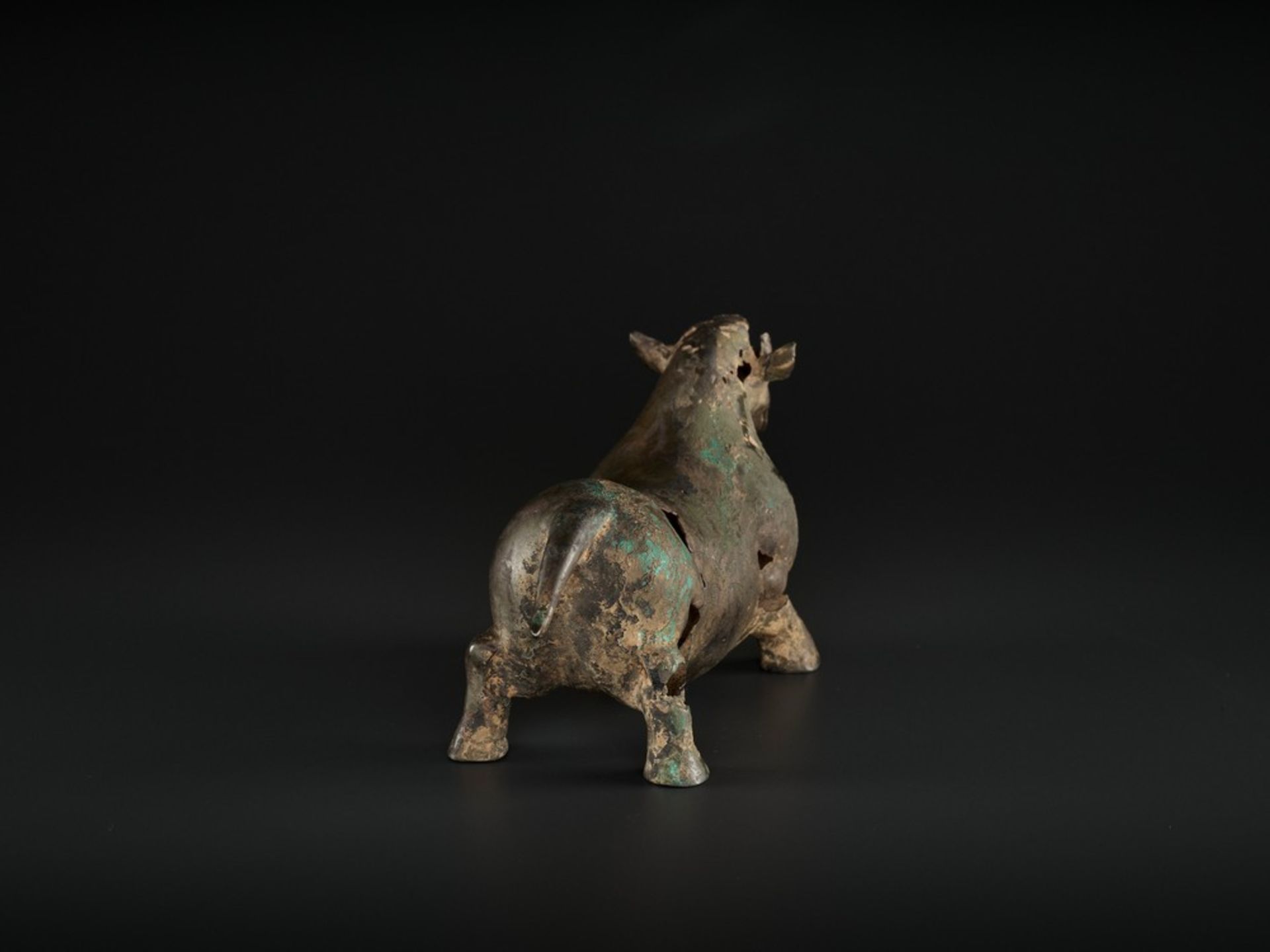 A SUPERB BRONZE FIGURE OF A BULL, LATE WARRING STATES TO EARLY HAN DYNASTY - Image 9 of 14