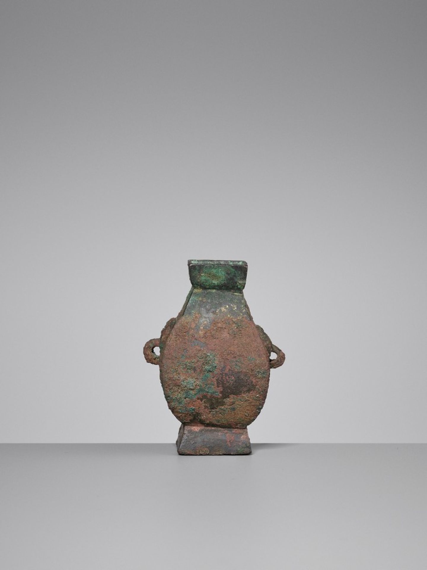 A MINIATURE BRONZE VESSEL, FANGHU, HAN DYNASTY - Bild 5 aus 12