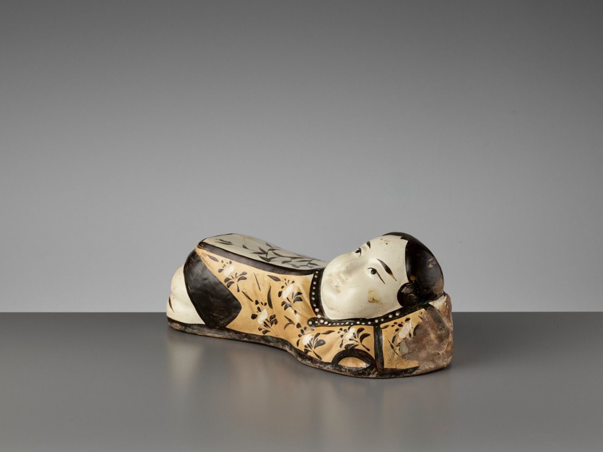 A PAINTED CIZHOU ‘SLEEPING LADY’ PILLOW, JIN DYNASTY China, 1115-1234. Modeled in the form of a - Bild 7 aus 17