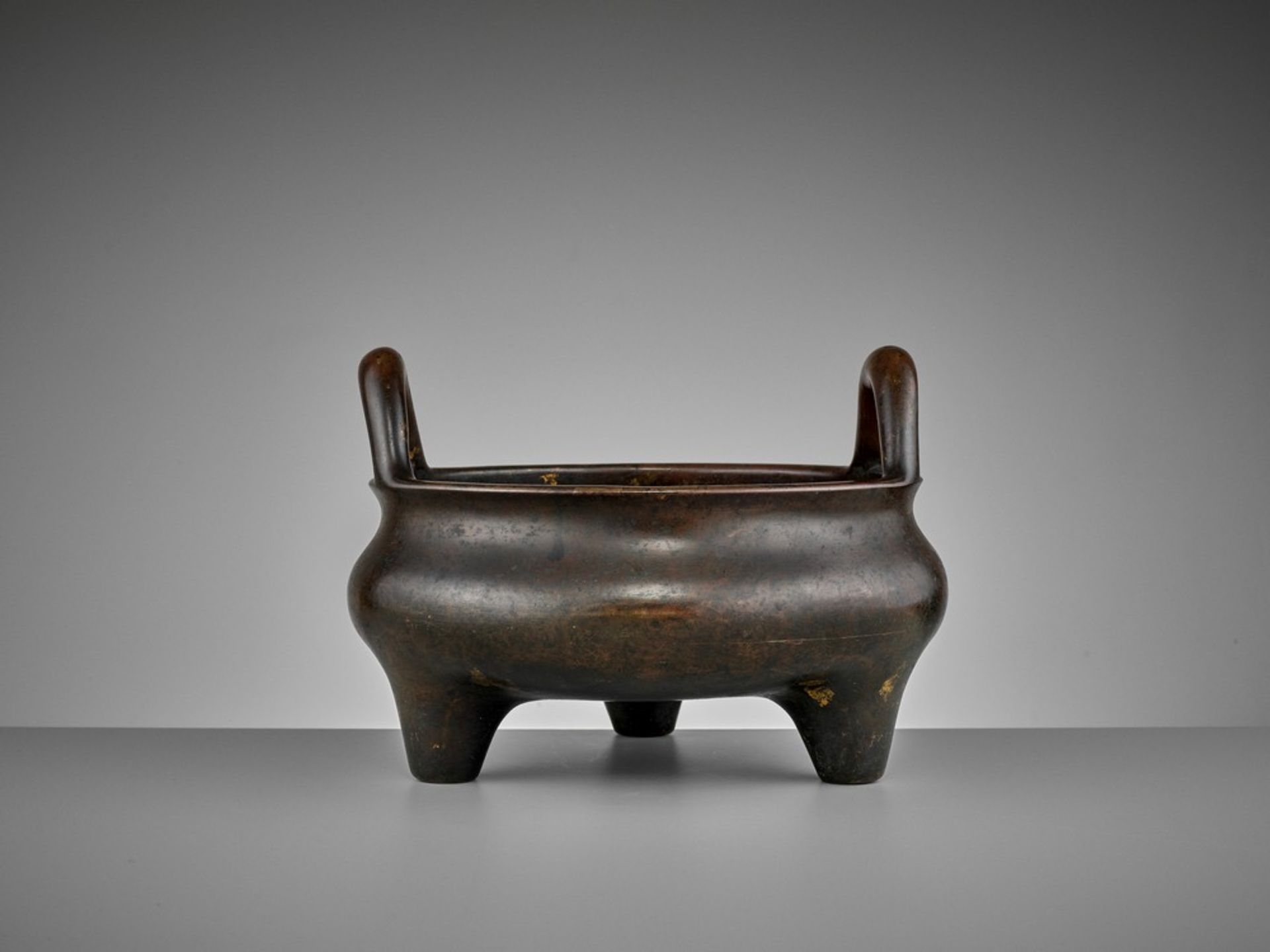 A LARGE AND HEAVILY CAST BRONZE TRIPOD CENSER, 17TH CENTURY - Image 7 of 14